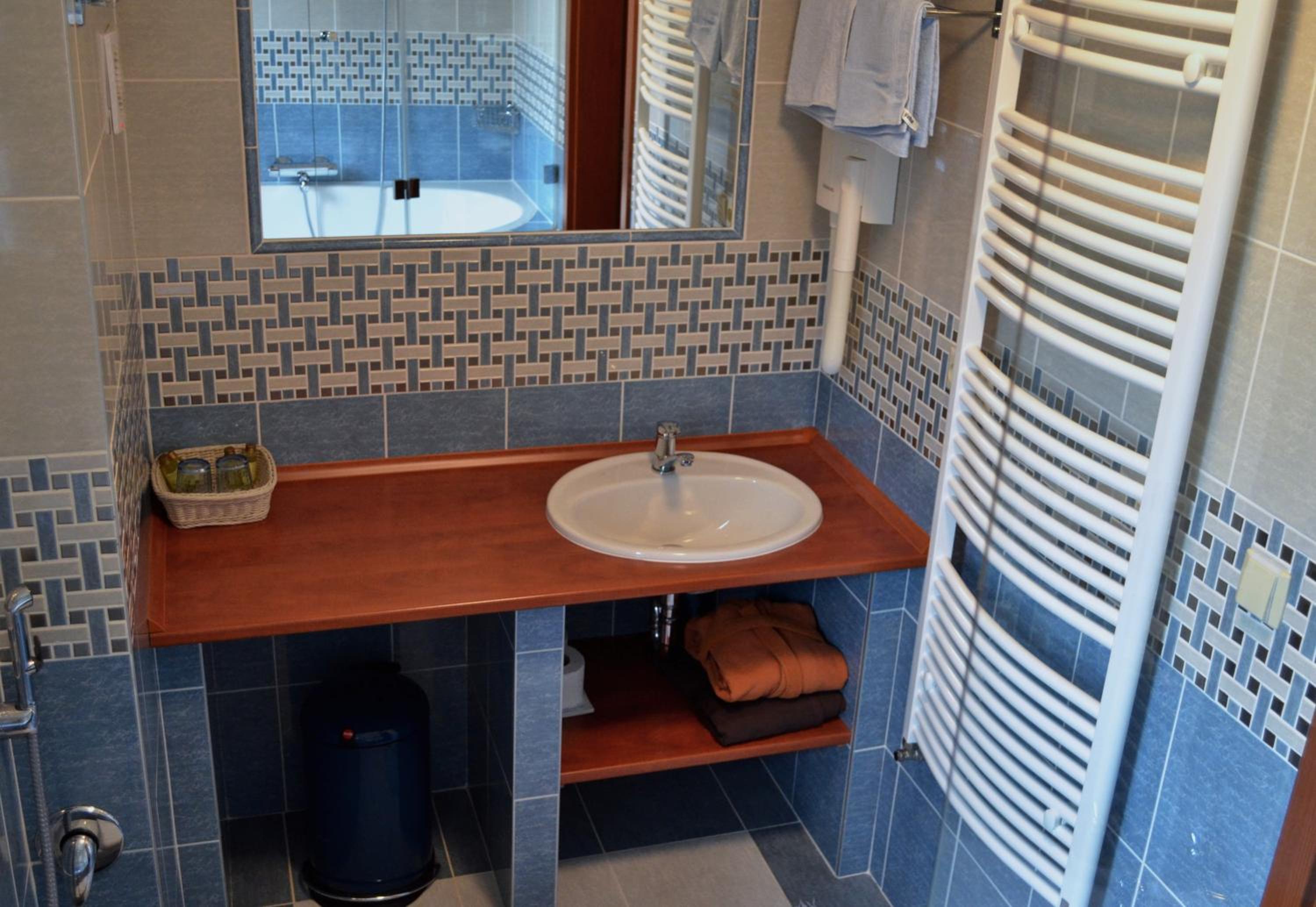 Double Room with Hot Tub - Photo 4