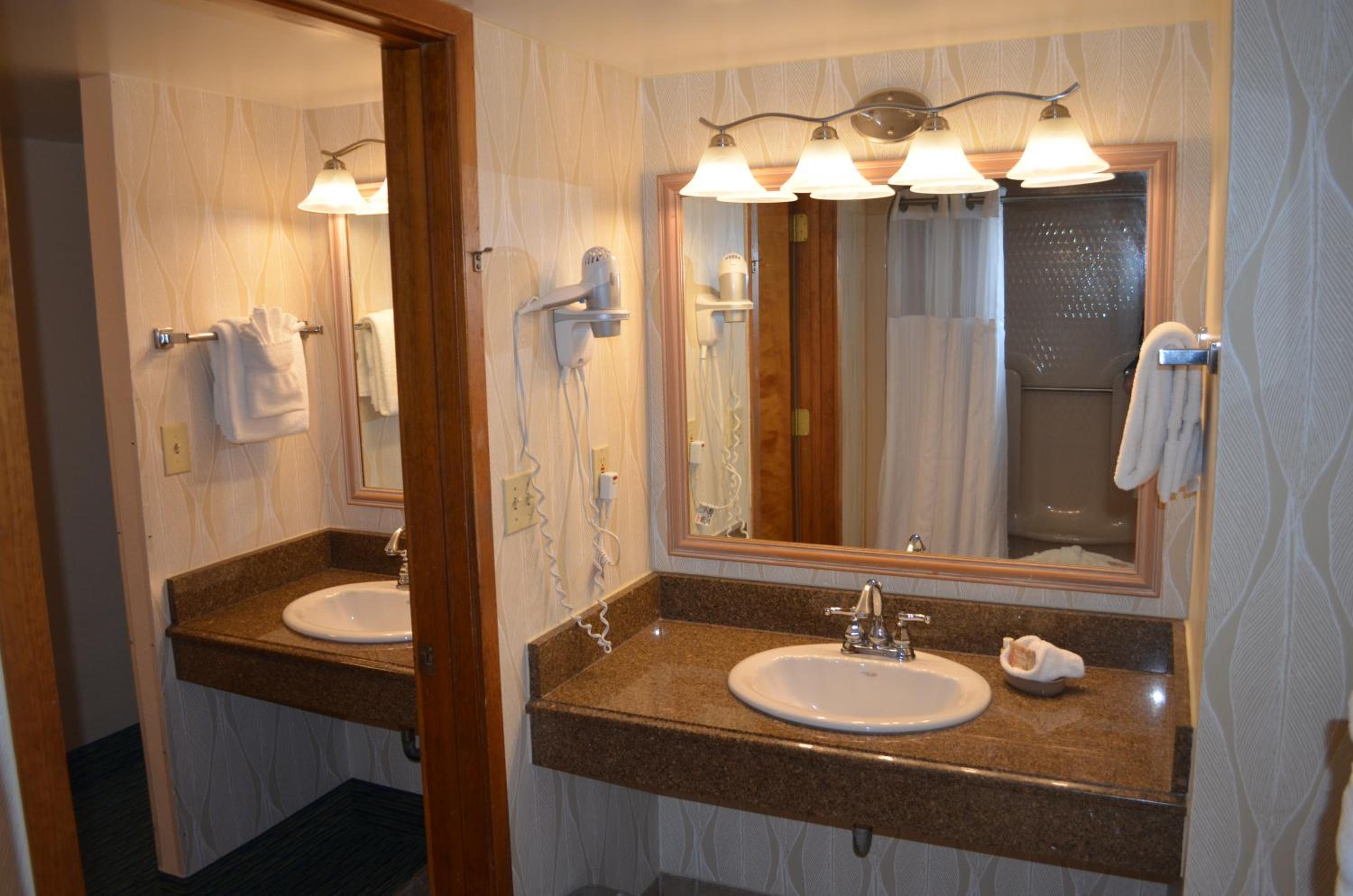 Queen Room with Two Queen Beds - Indoor Pool View - Photo 7