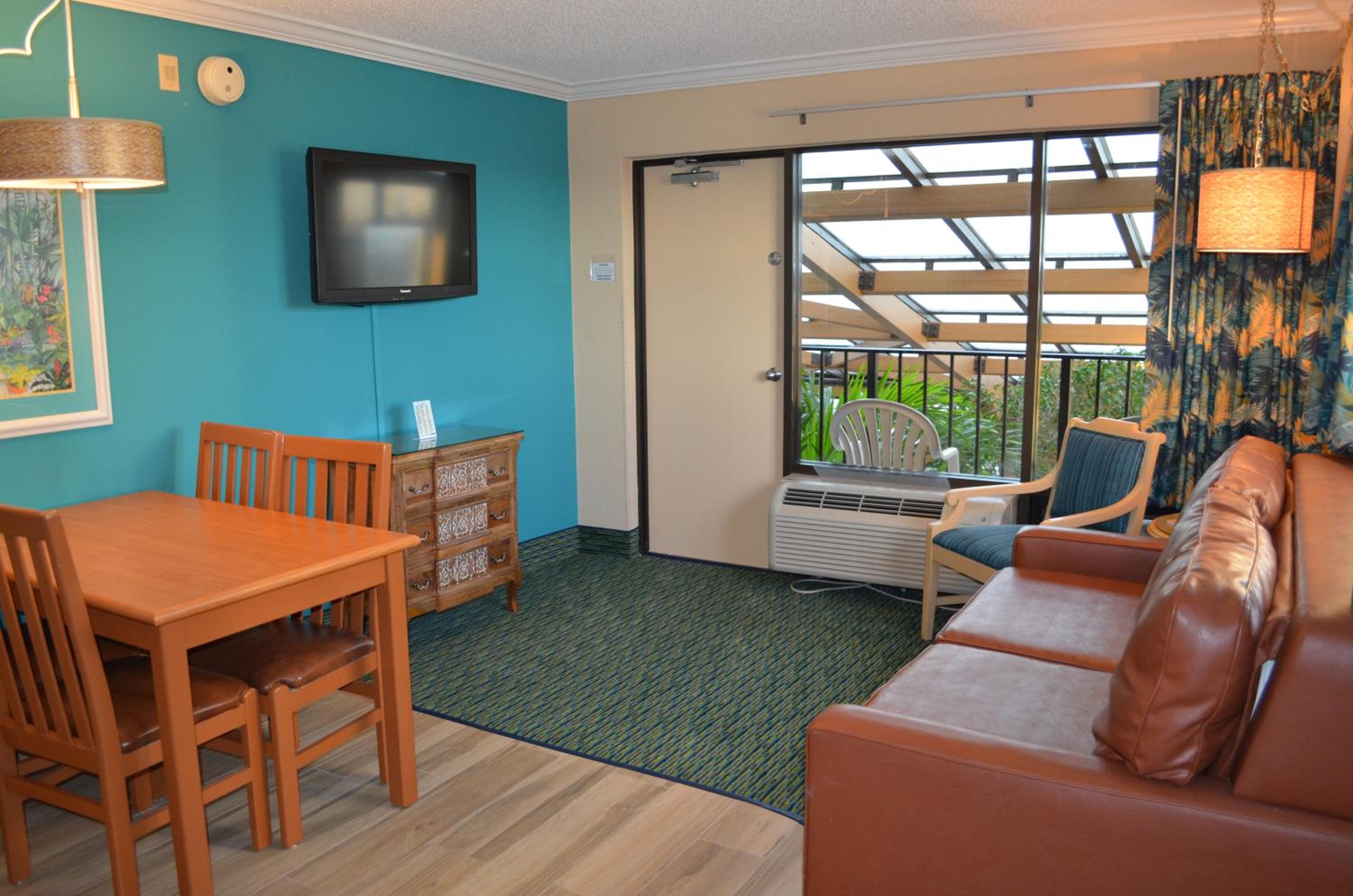 One-Bedroom Queen Suite with Balcony - Non-Smoking - Photo 7