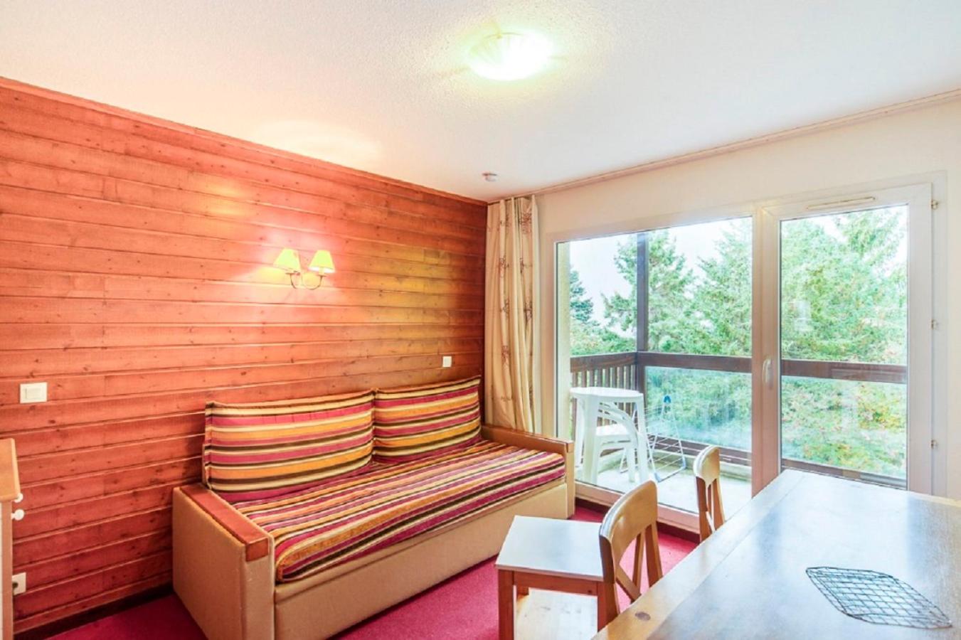 Select One-Bedroom Apartment (5 People)