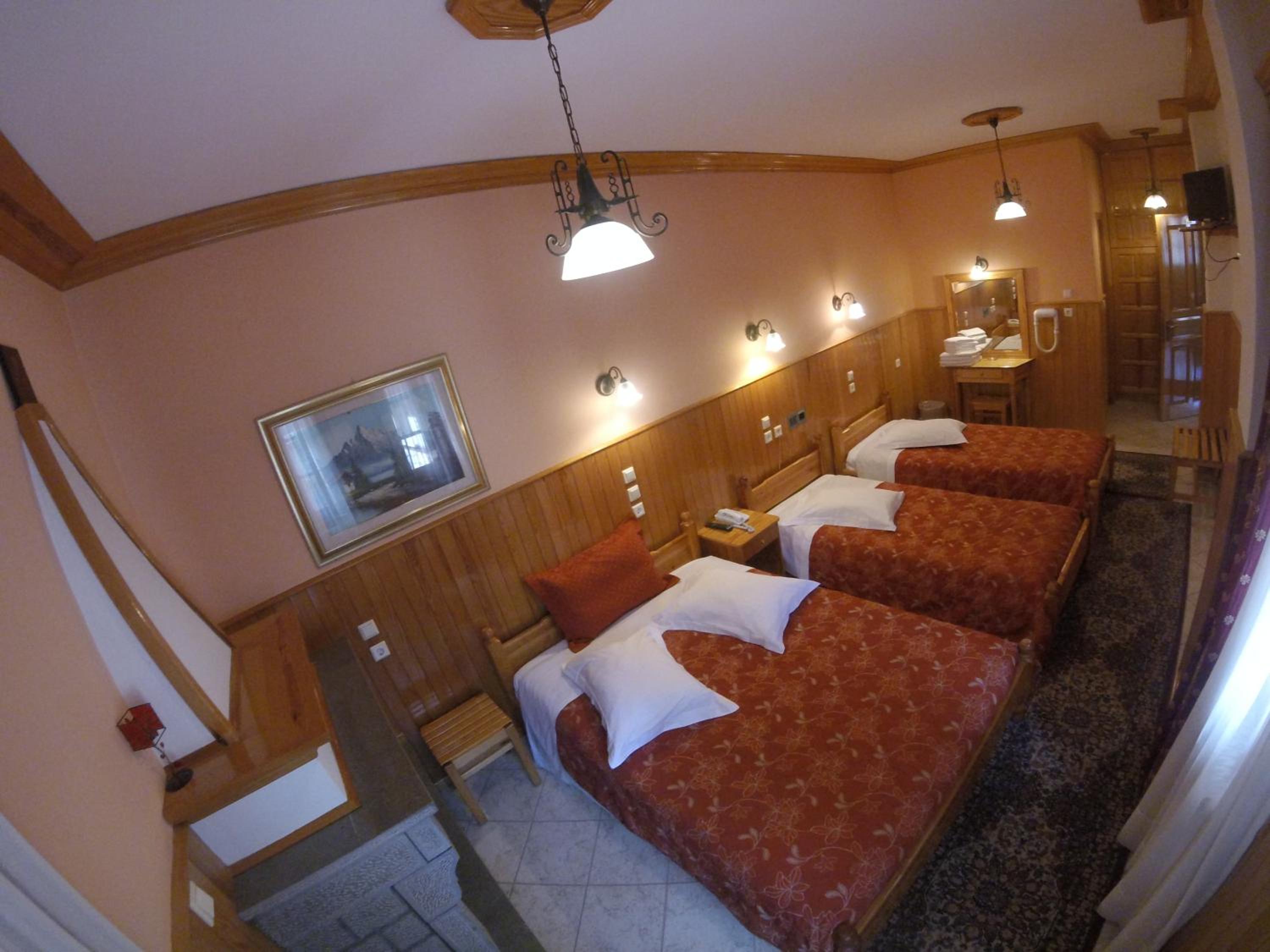 Quadruple Room with Bathroom - Photo 1