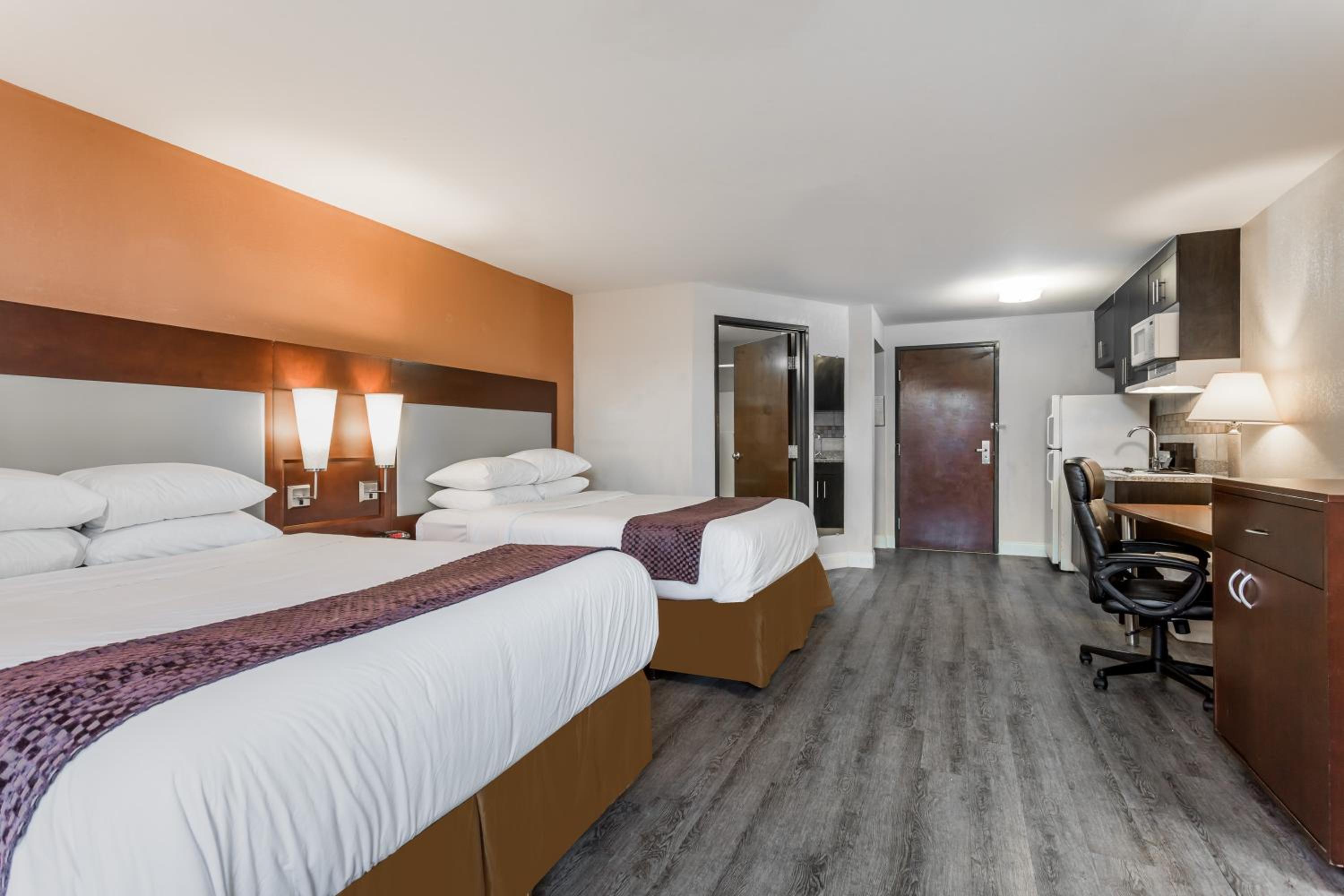 Studio Suite with Two Double Beds - Non-Smoking - Photo 2