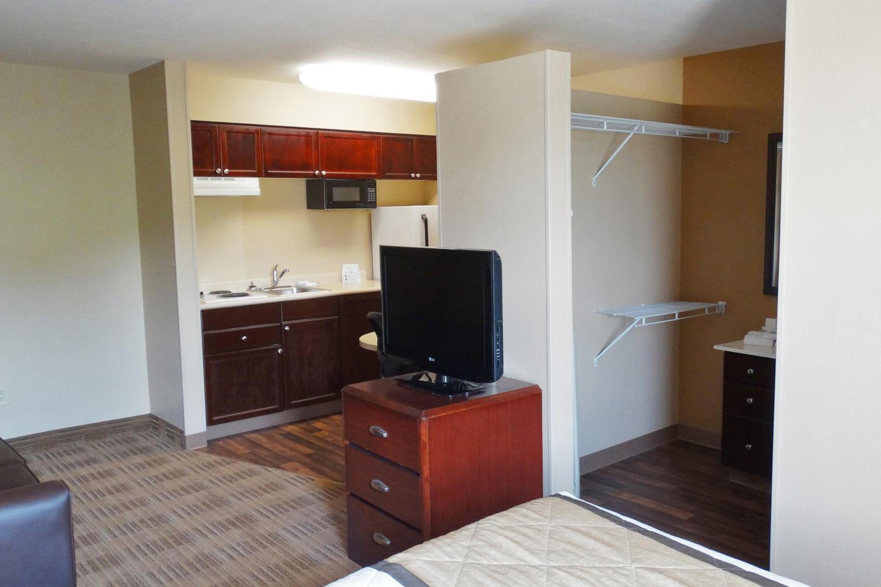 Deluxe Studio with 1 Queen Bed - Non Smoking - Photo 3