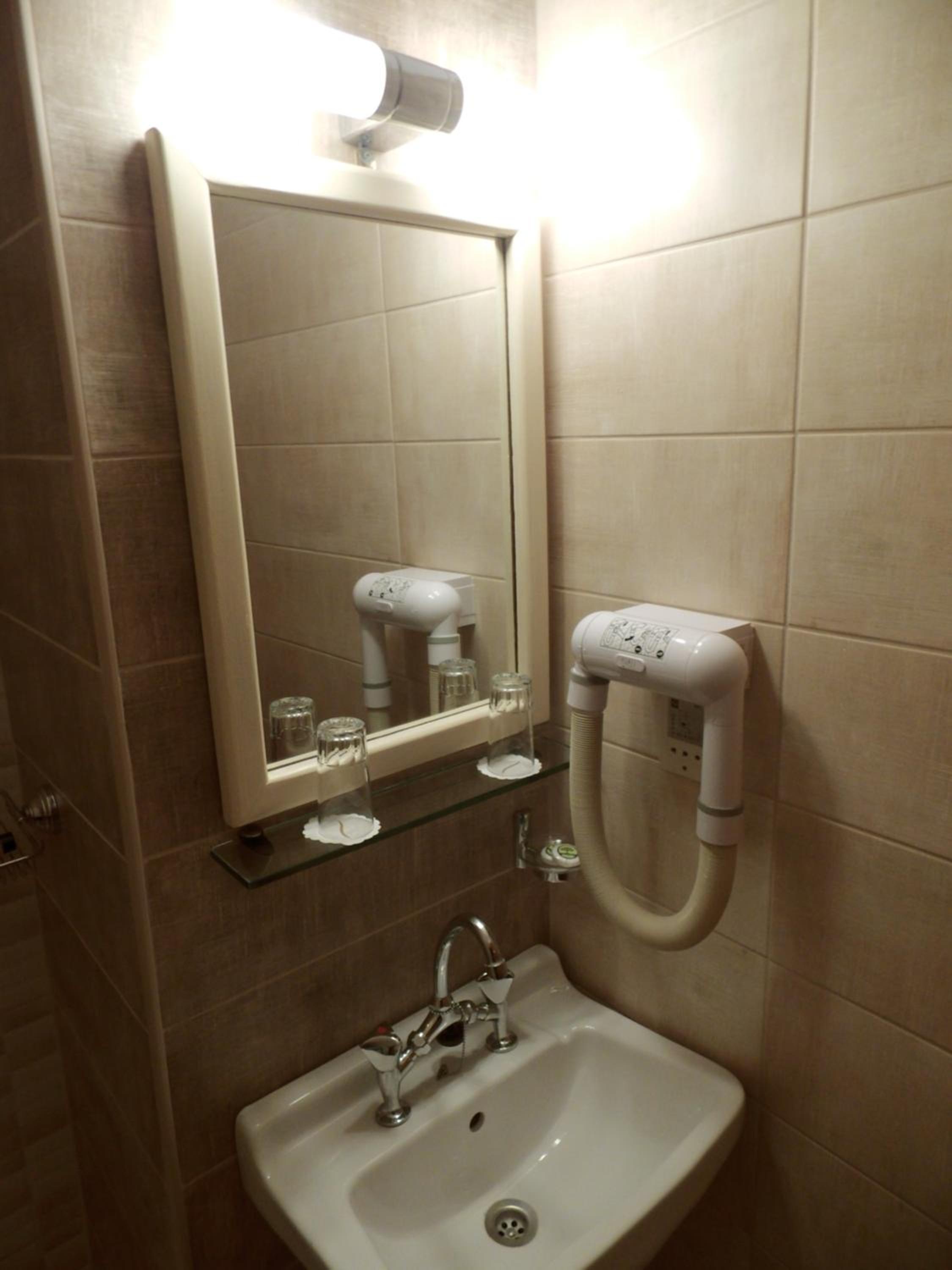 Double or Twin Room - Photo 3