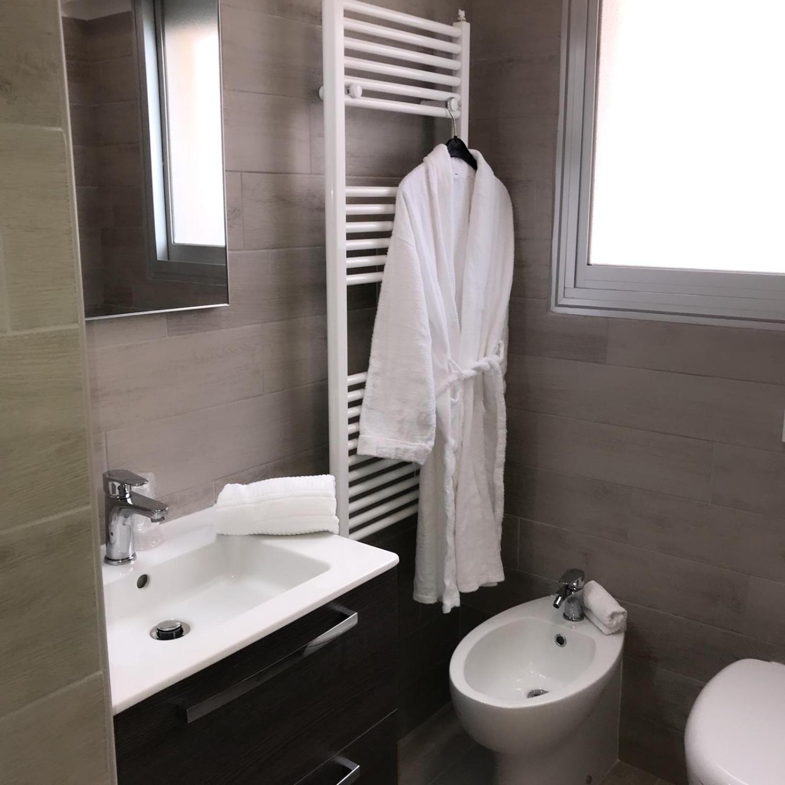 Double or Twin Room with Balcony and Sea View - Photo 3