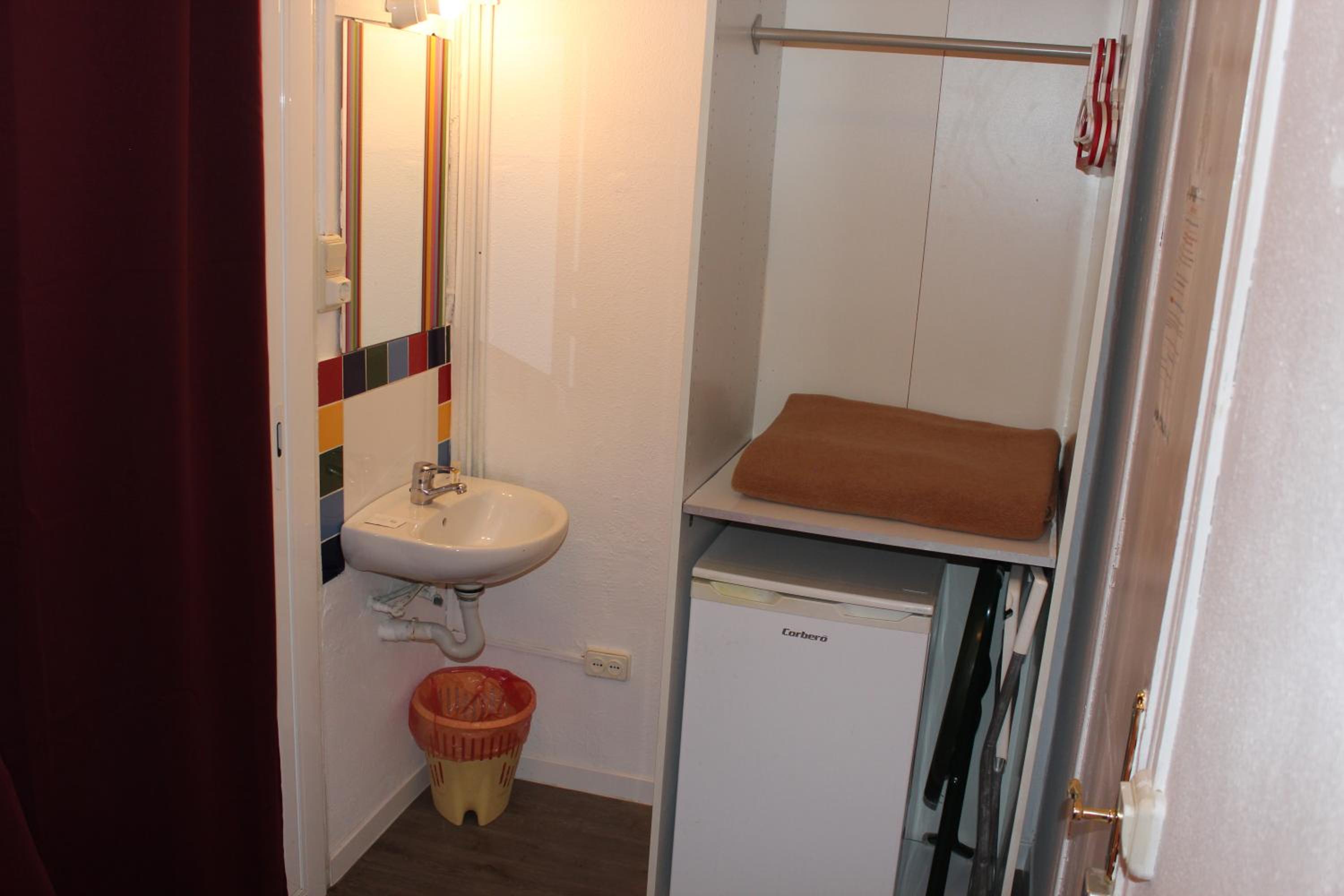 Single Room with Shared Bathroom photo 3