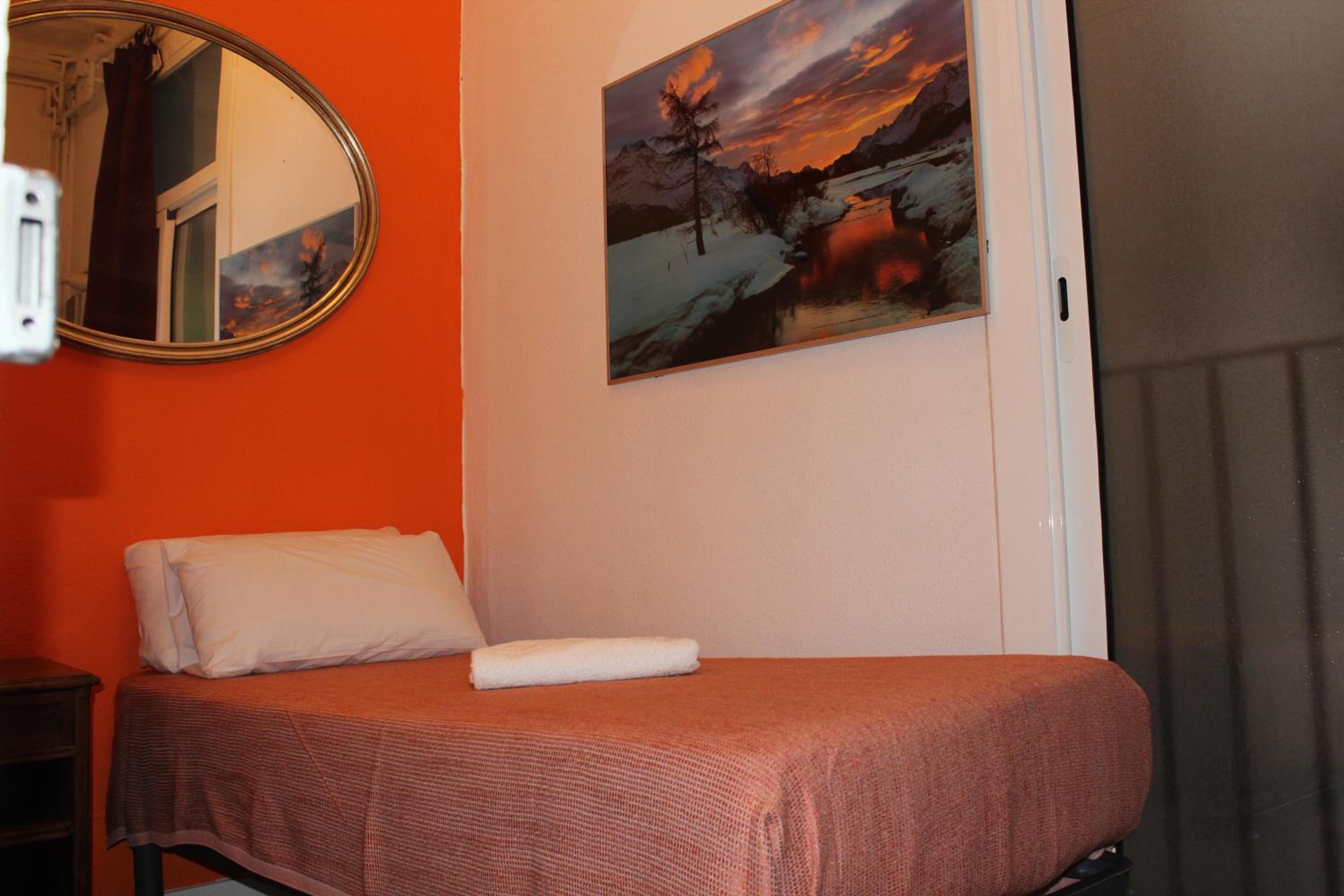 Single Room with Shared Bathroom photo 2