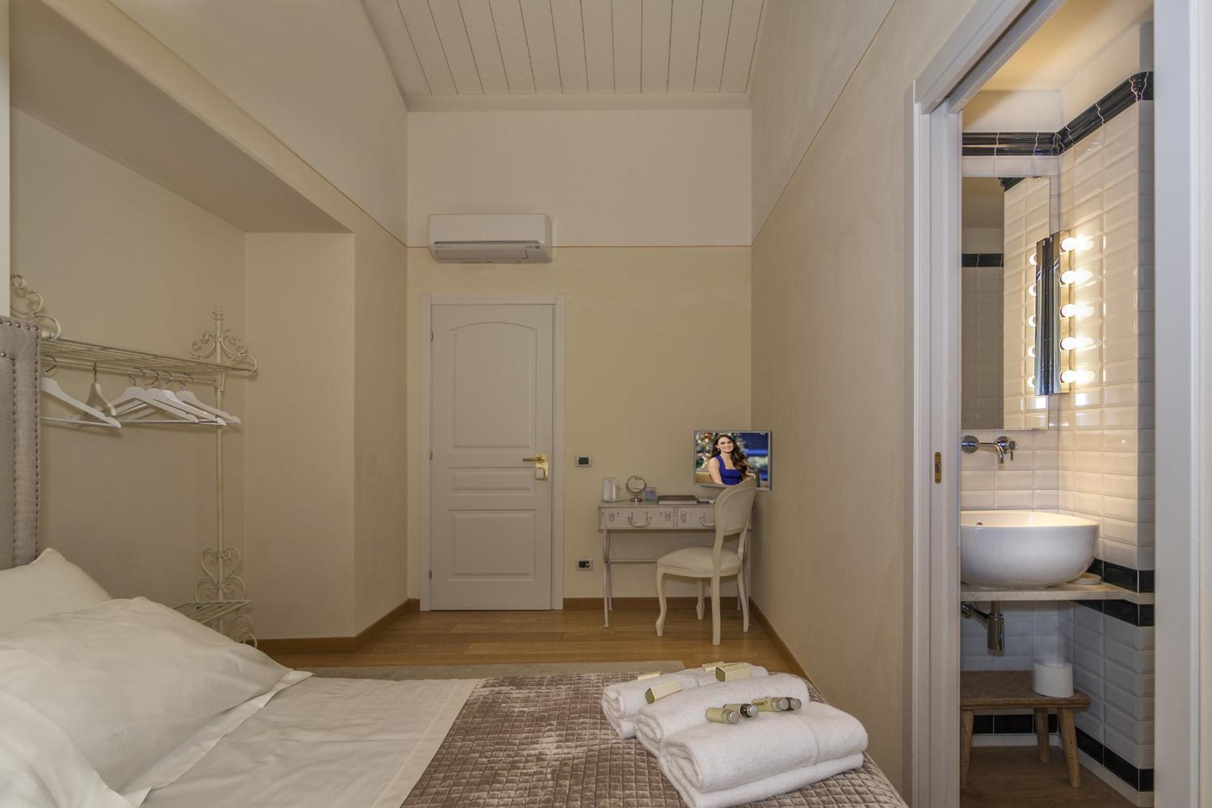 Double Room with Private Bathroom photo 3
