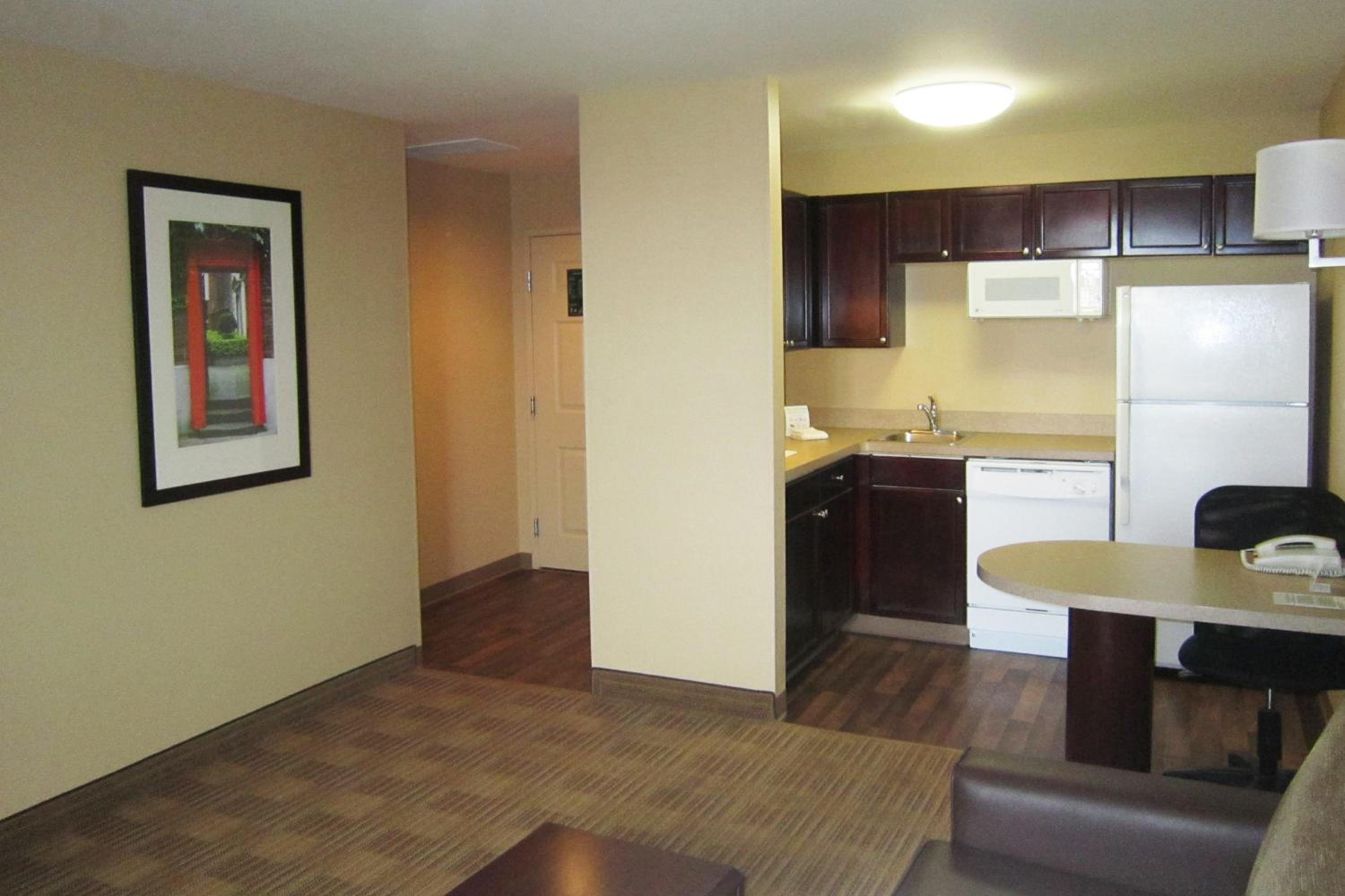 One Bedroom Suite - Non-Smoking - Photo 3