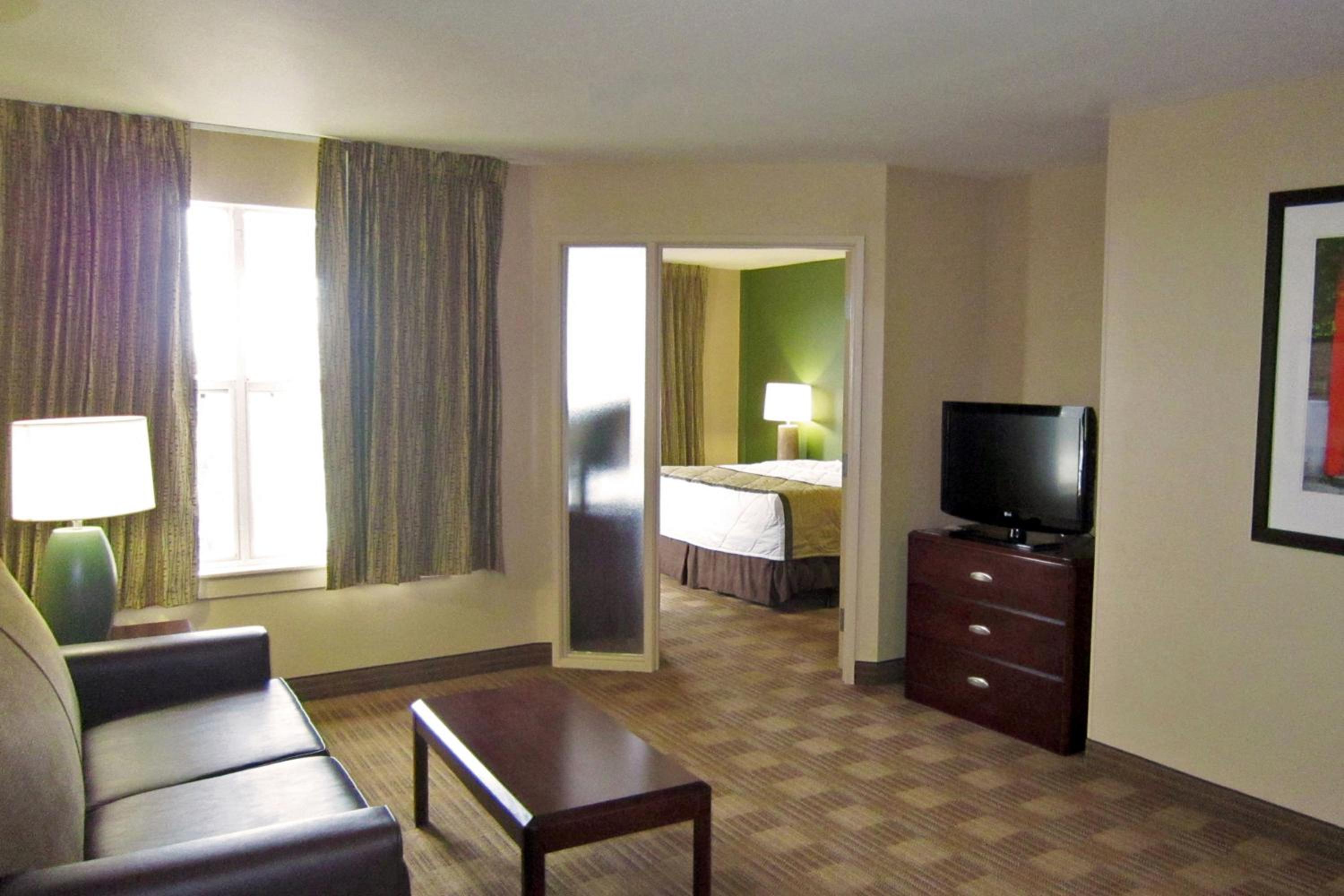 One Bedroom Suite - Non-Smoking - Photo 2