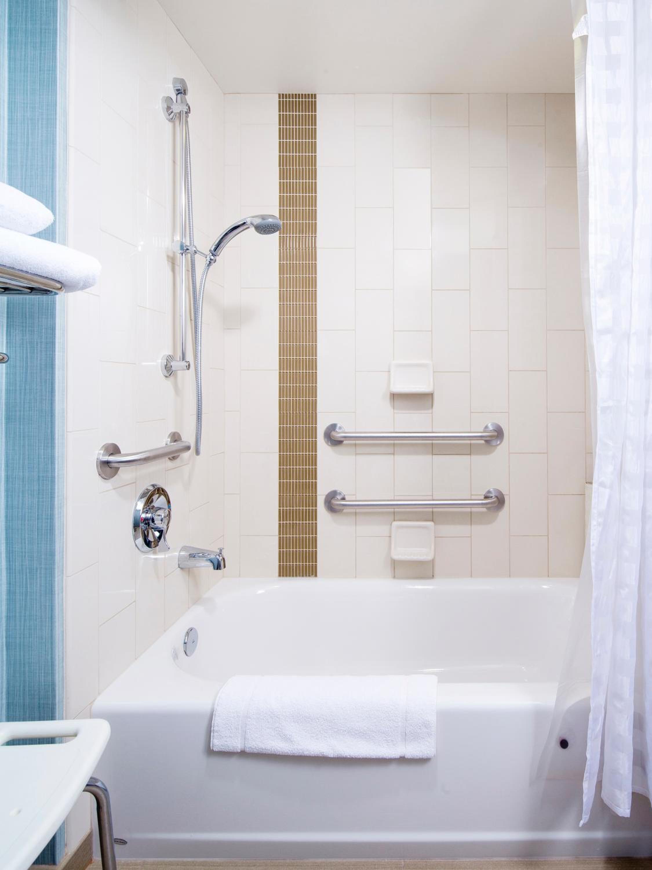 King Room with Sofa Bed and Accessible Tub - Disability Access - Photo 3