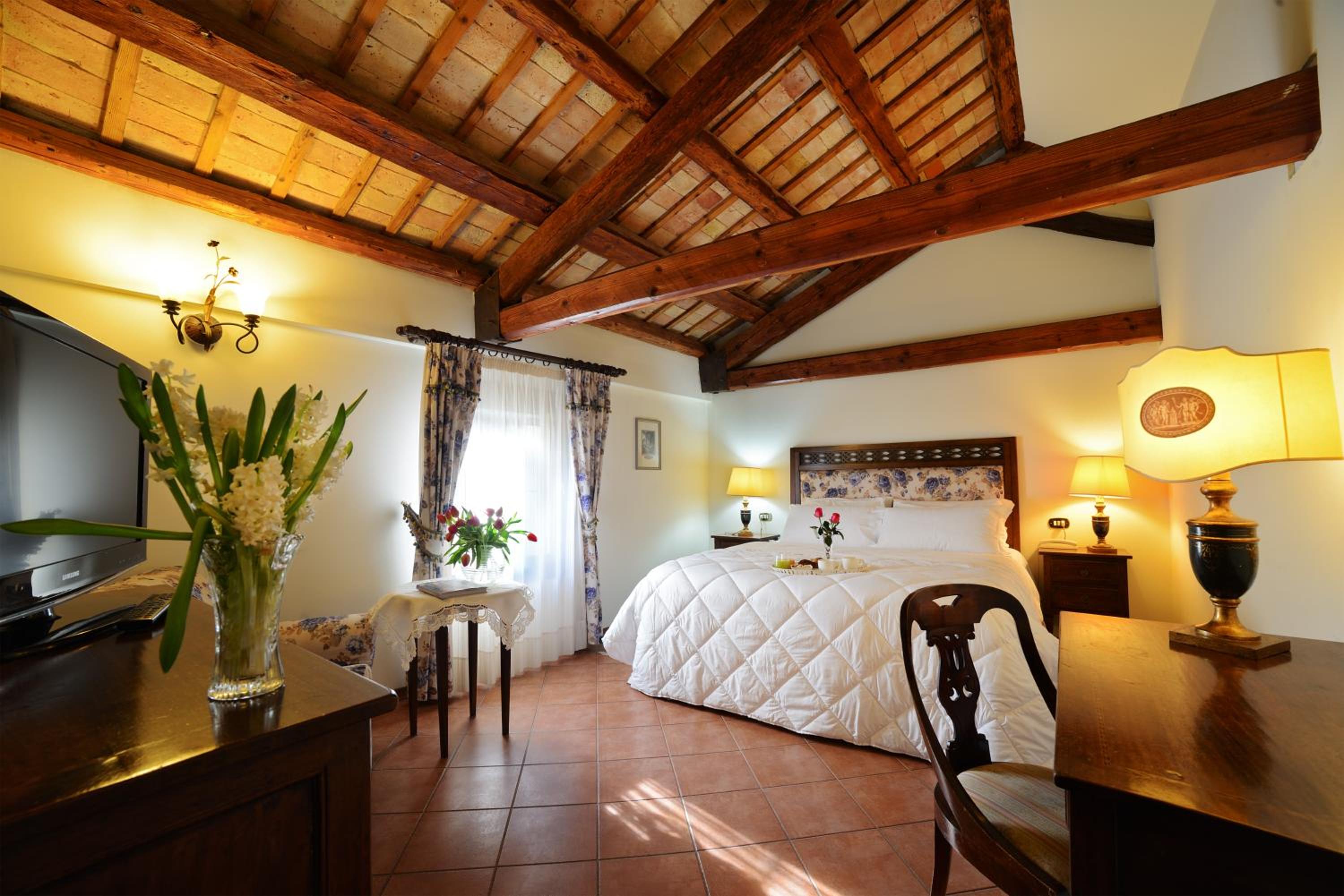 Executive Room - Photo 1