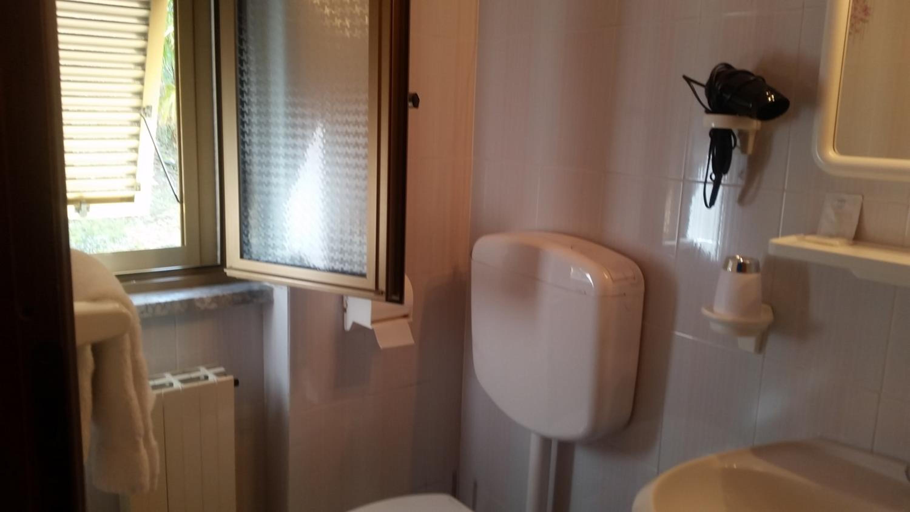 Single Room with Private Bathroom photo 2