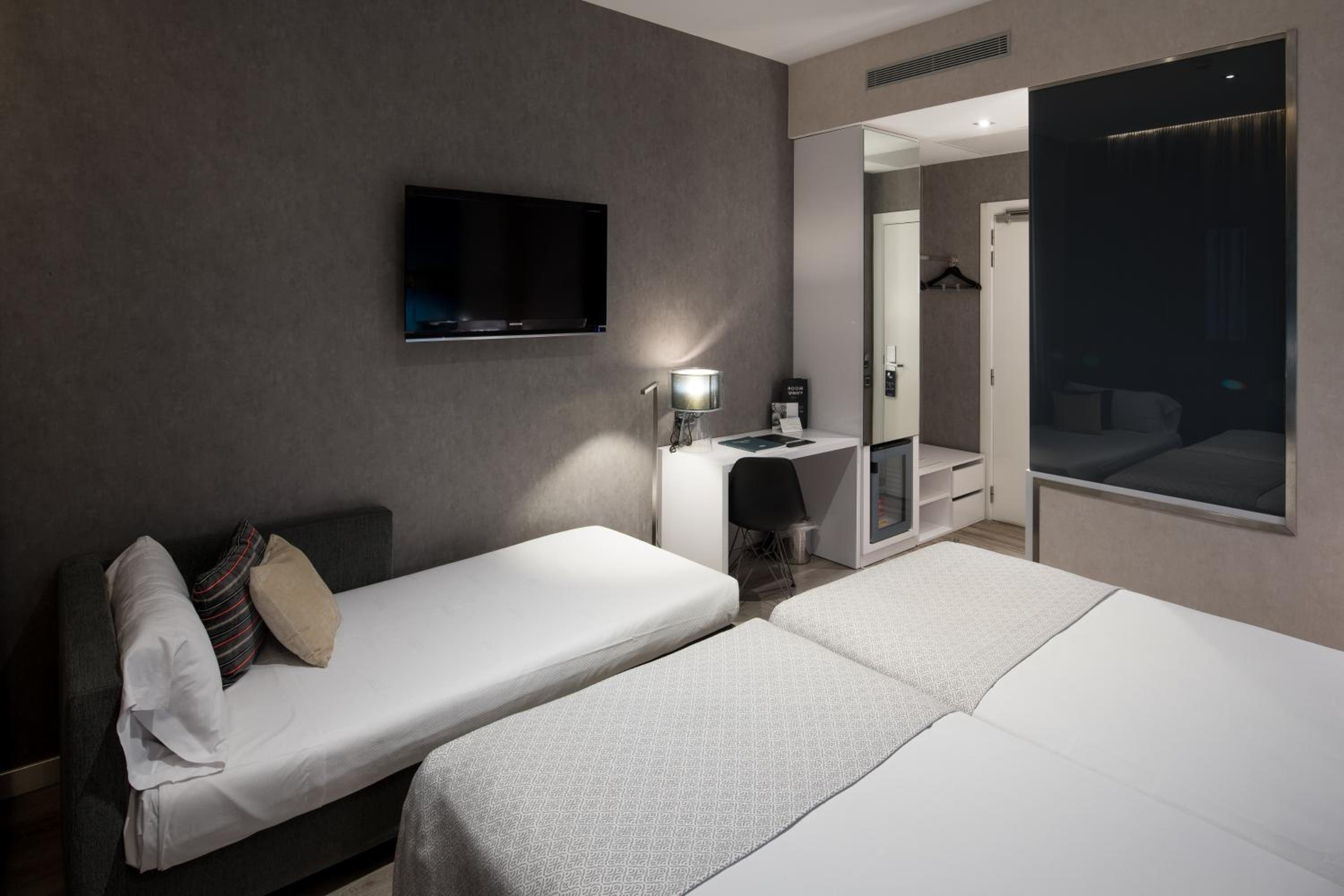 Triple Room (2 Adults + 1 Child) photo 2