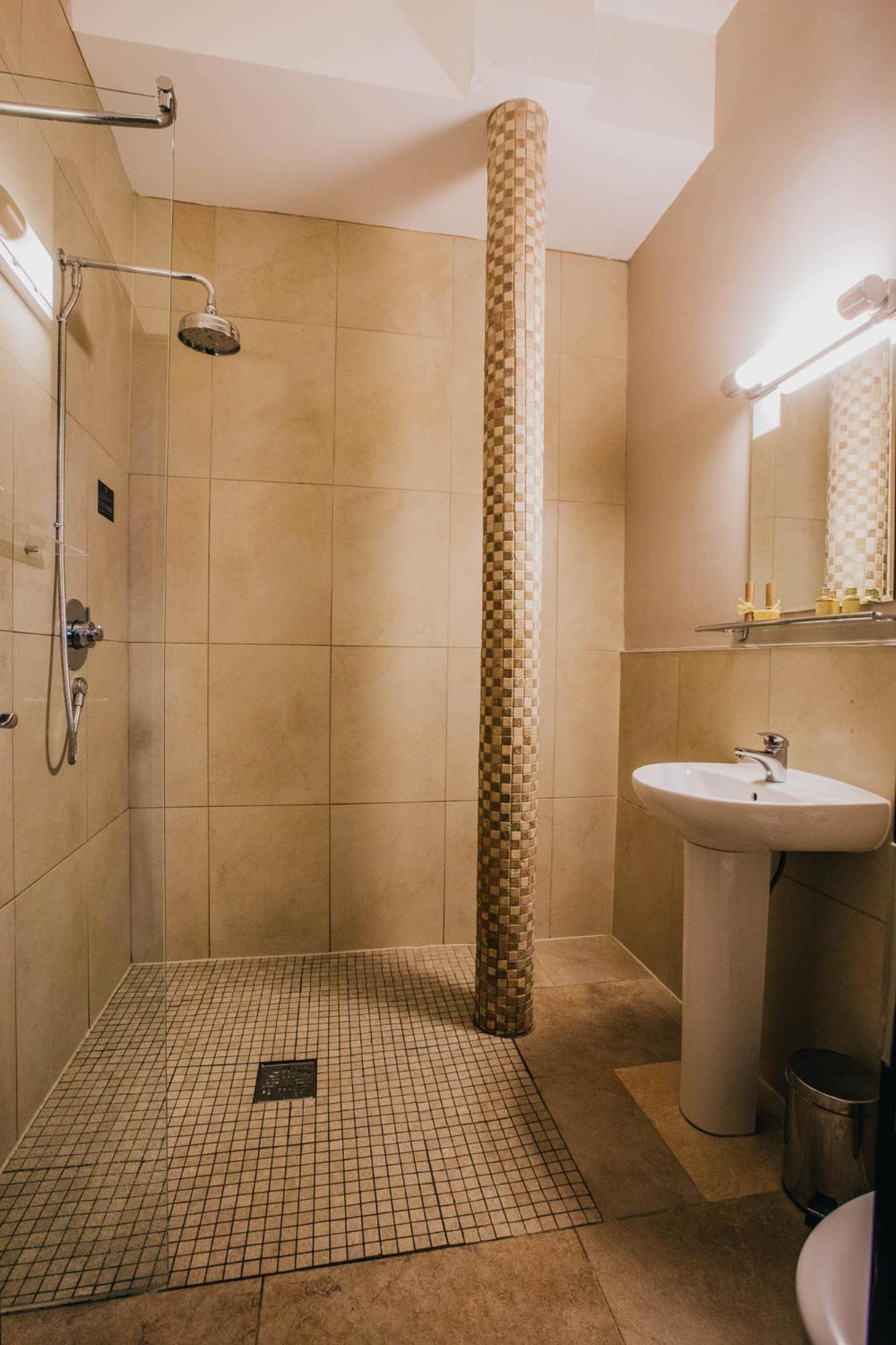 Standard Double Room - Photo 6