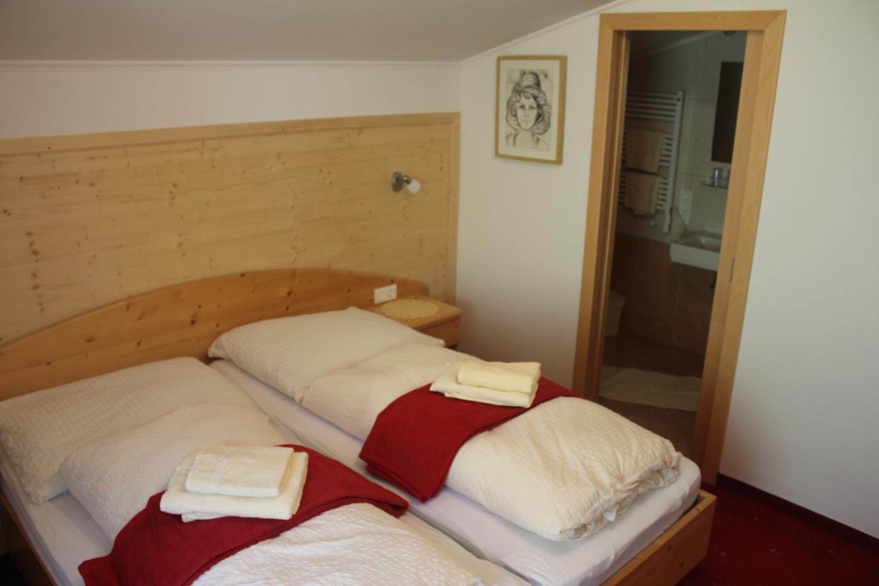 Deluxe Two-Bedroom Apartment with Balcony photo 3