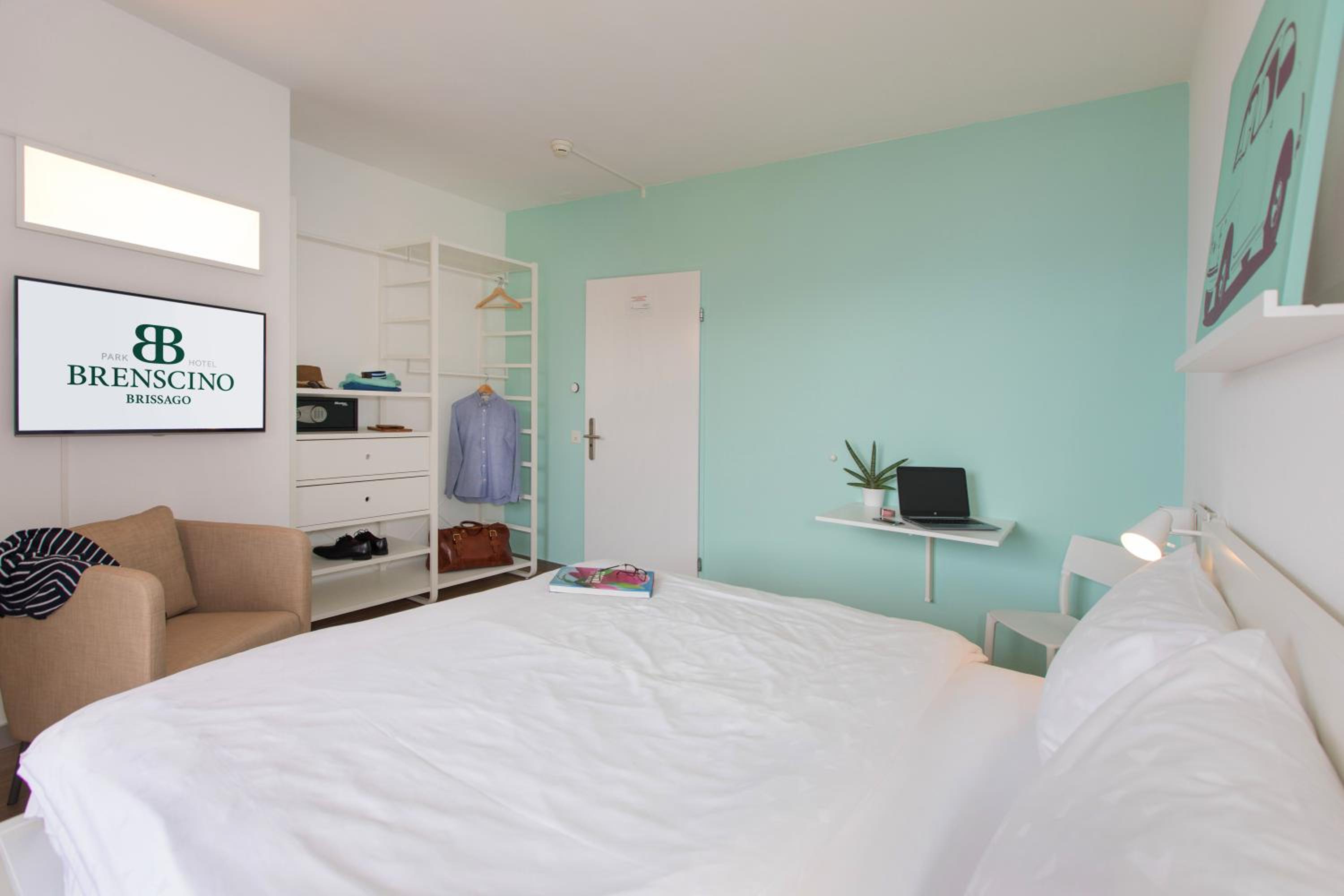 Simple Lake View Room photo 3