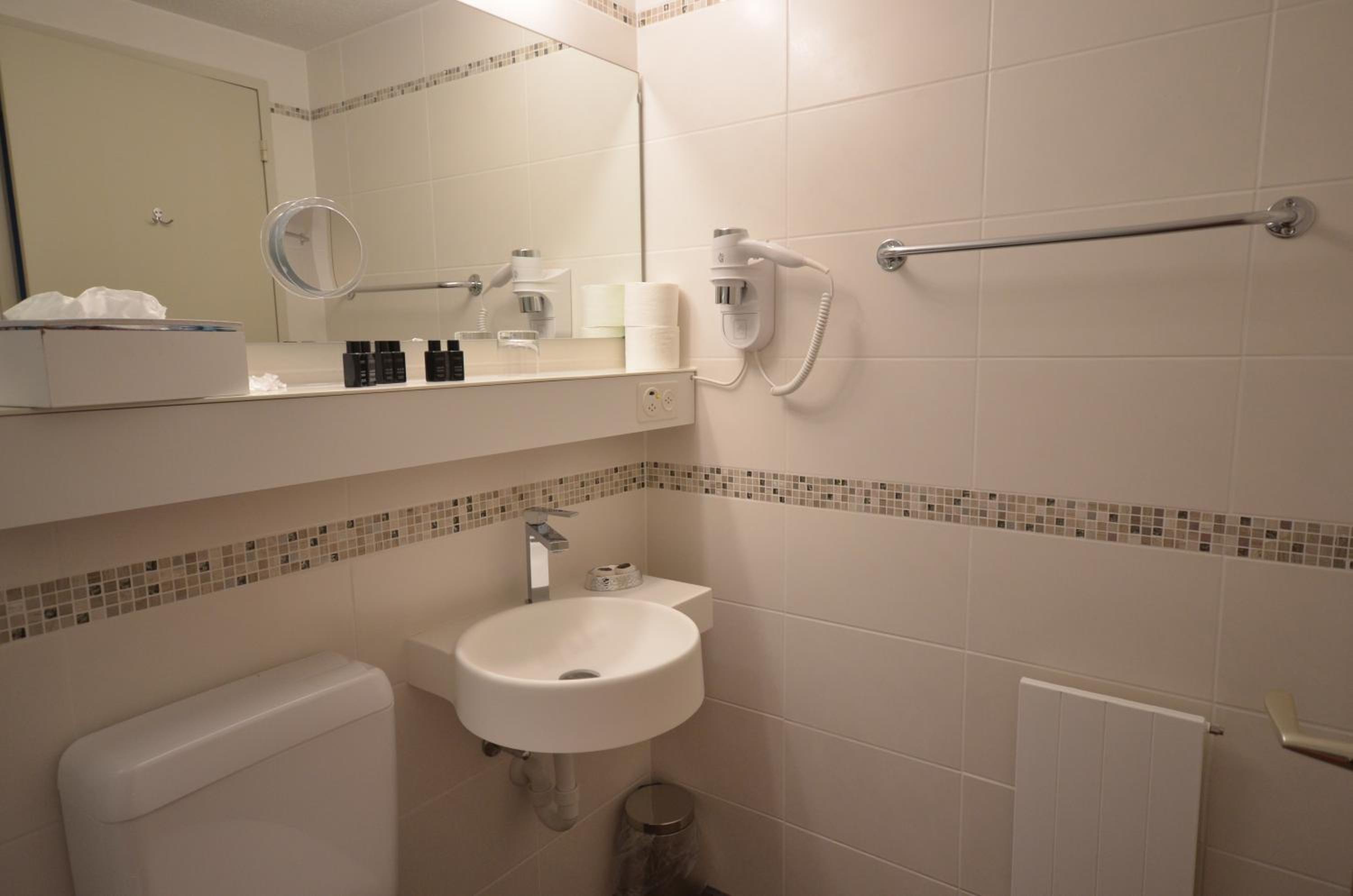 Double Room with Balcony - Photo 2