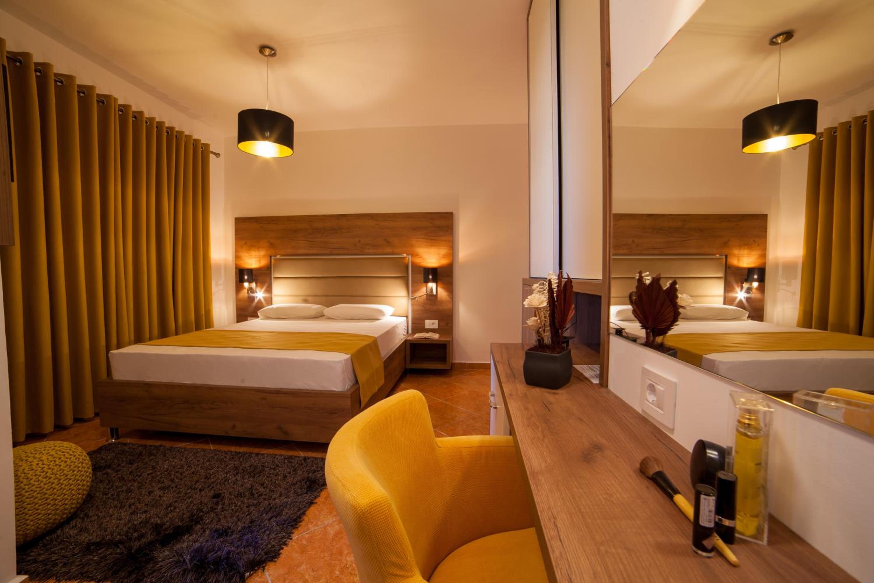 Comfort Double Room with Balcony and Garden View - Photo 12