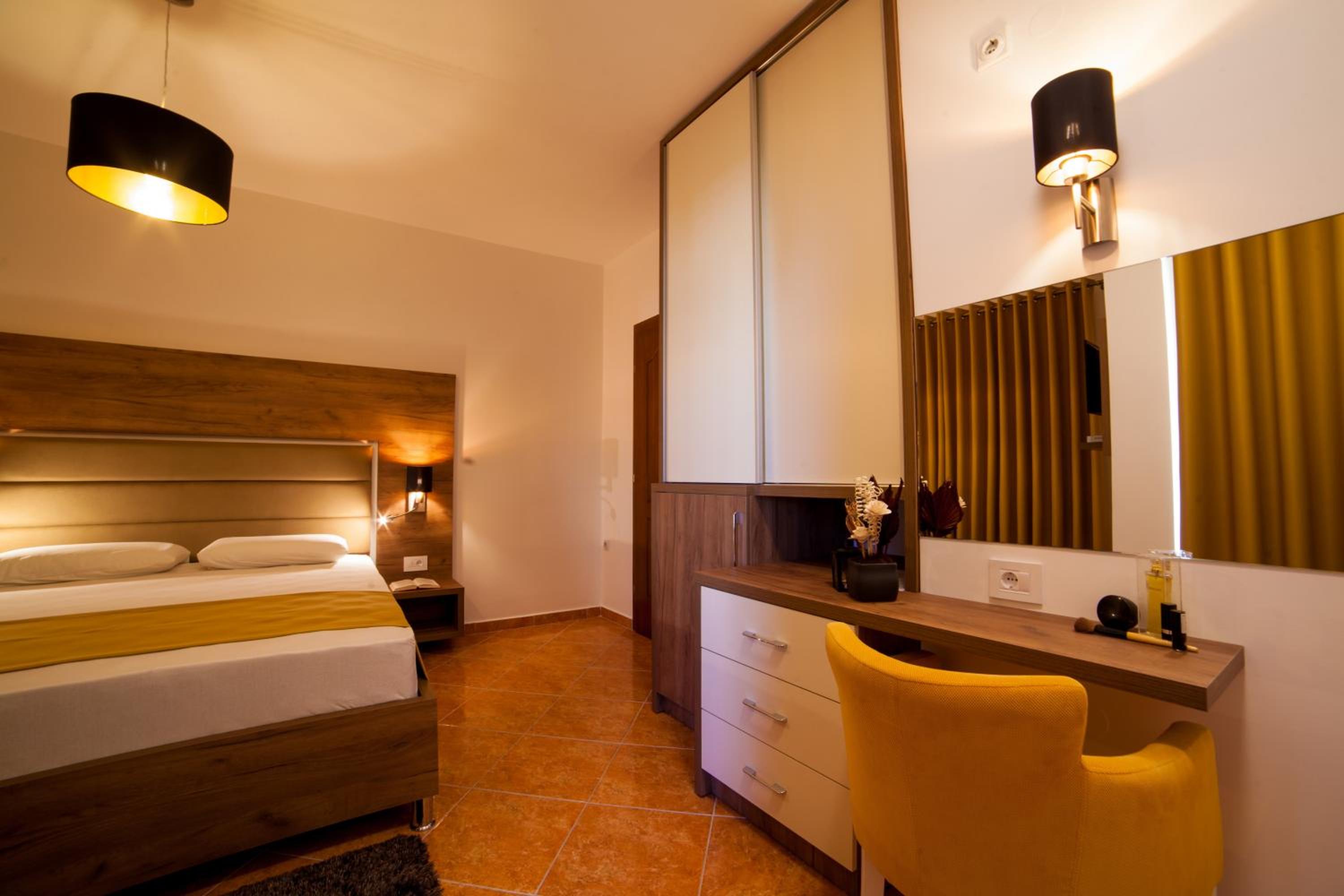 Comfort Double Room with Balcony and Garden View - Photo 5