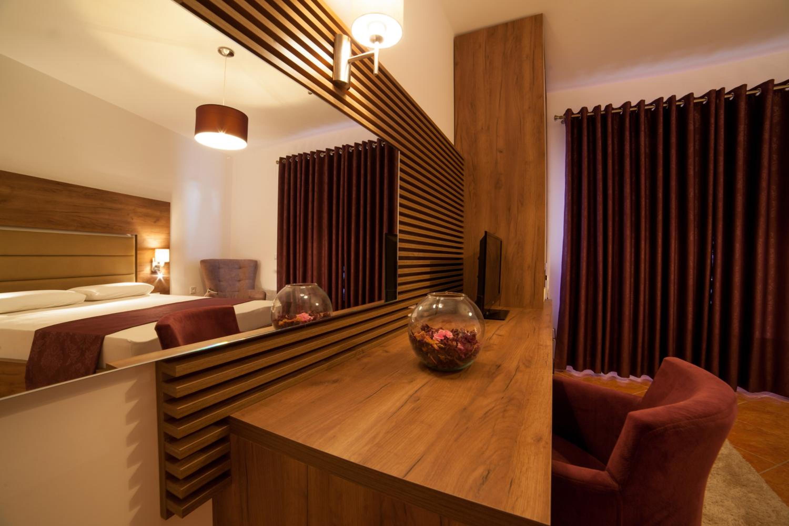Deluxe Double Room with balcony and Garden View - Photo 4