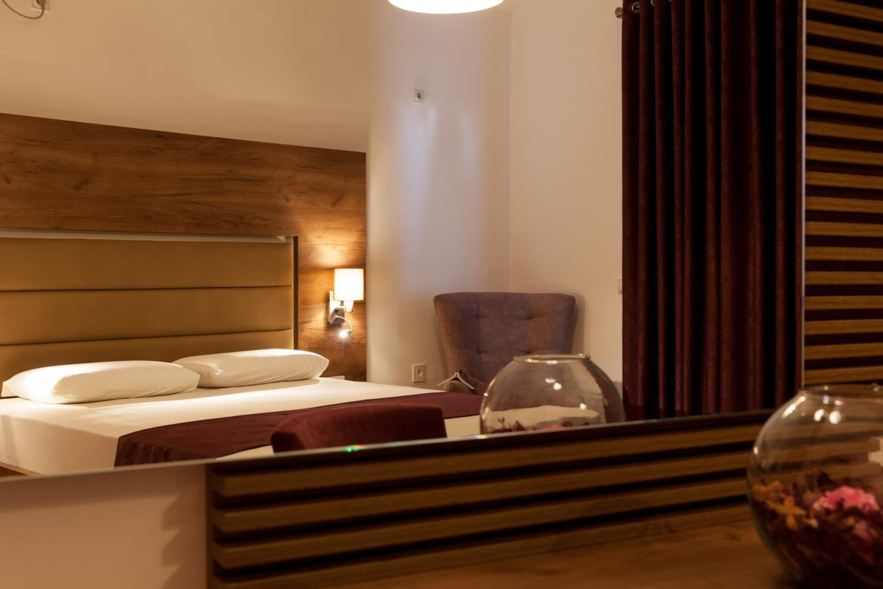 Deluxe Double Room with balcony and Garden View - Photo 13