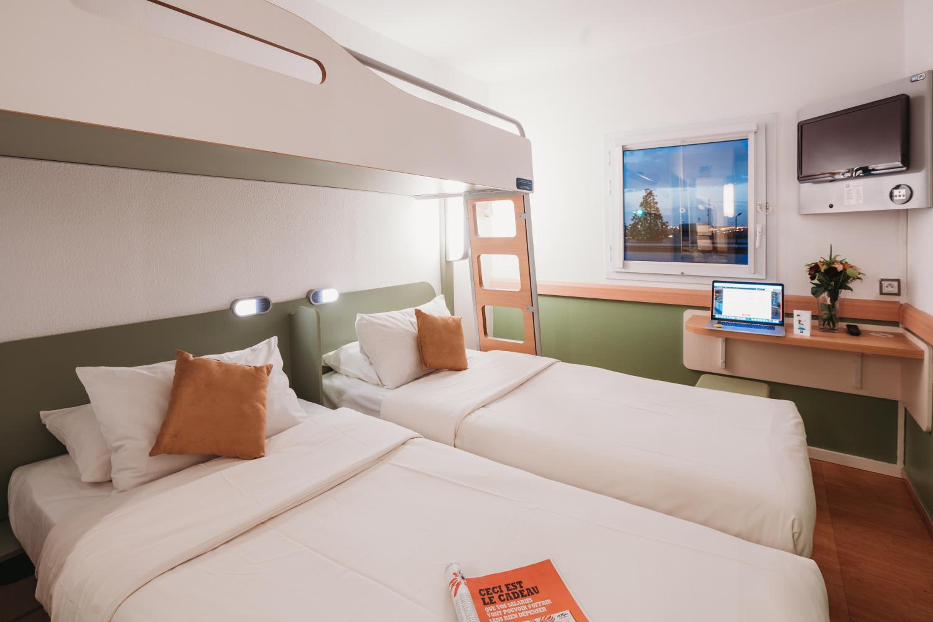 Triple Room With Twin Beds And Overhead Bunk photo 2
