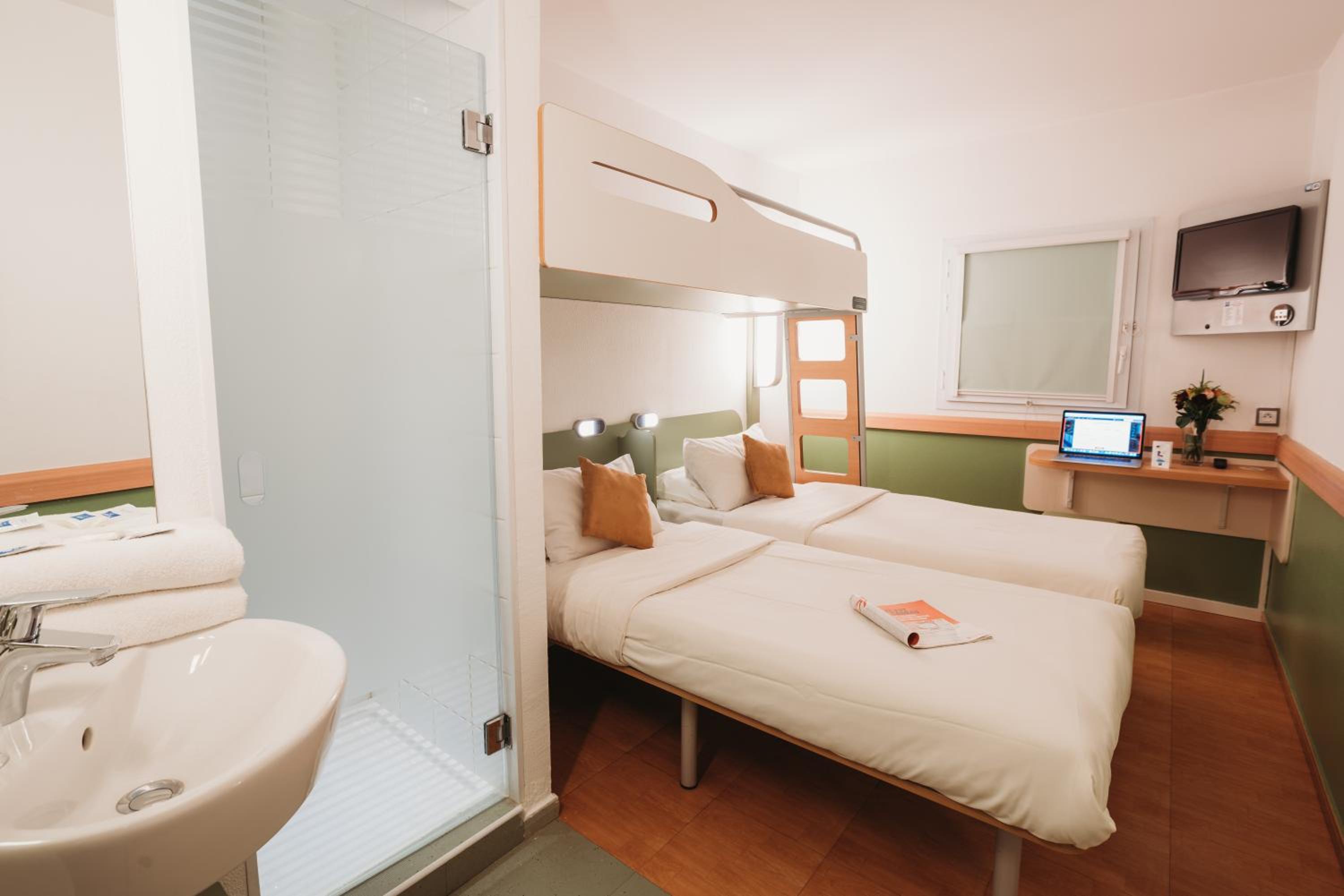 Triple Room With Twin Beds And Overhead Bunk photo 3