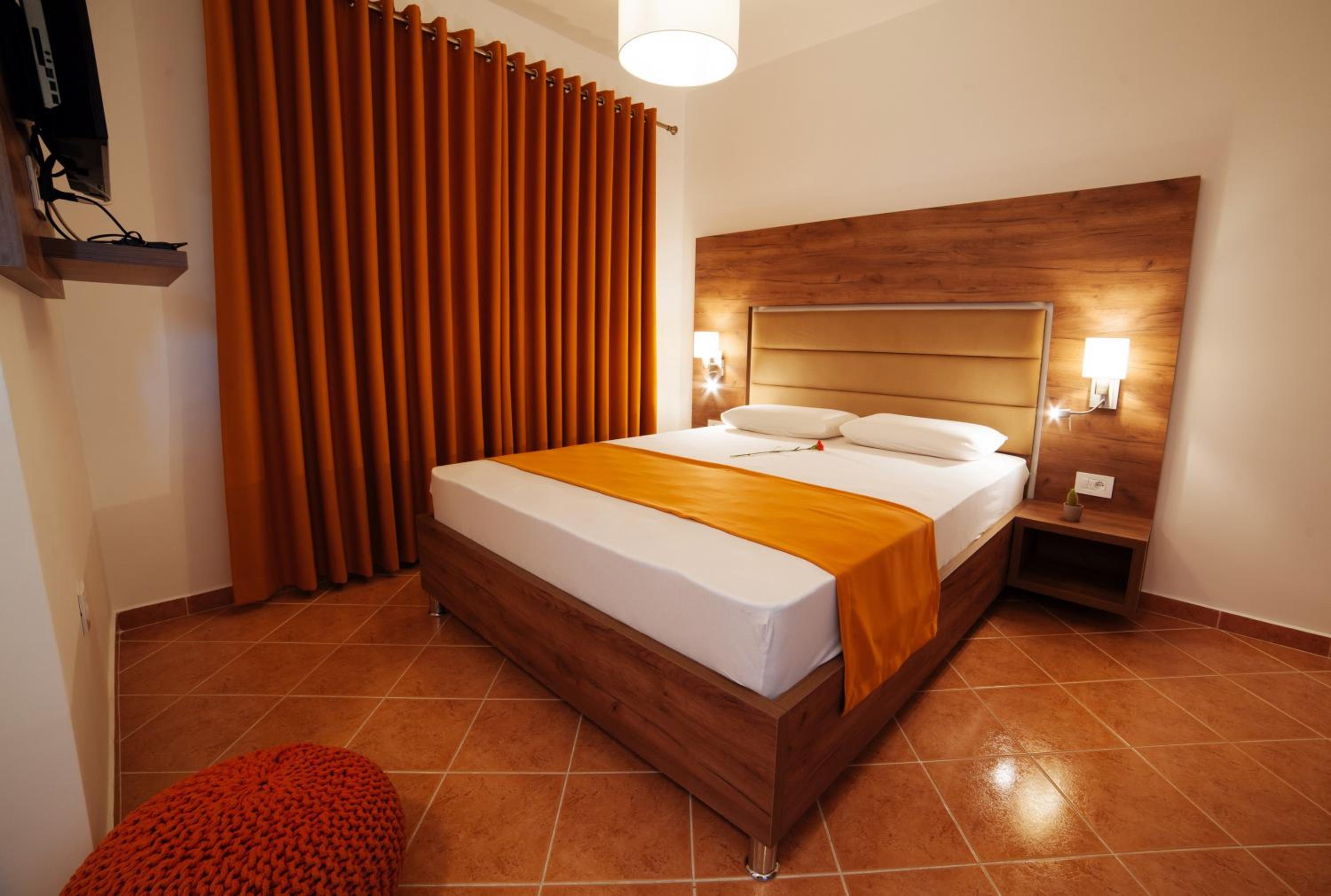 Comfort Double Room with Balcony and Garden View - Photo 13