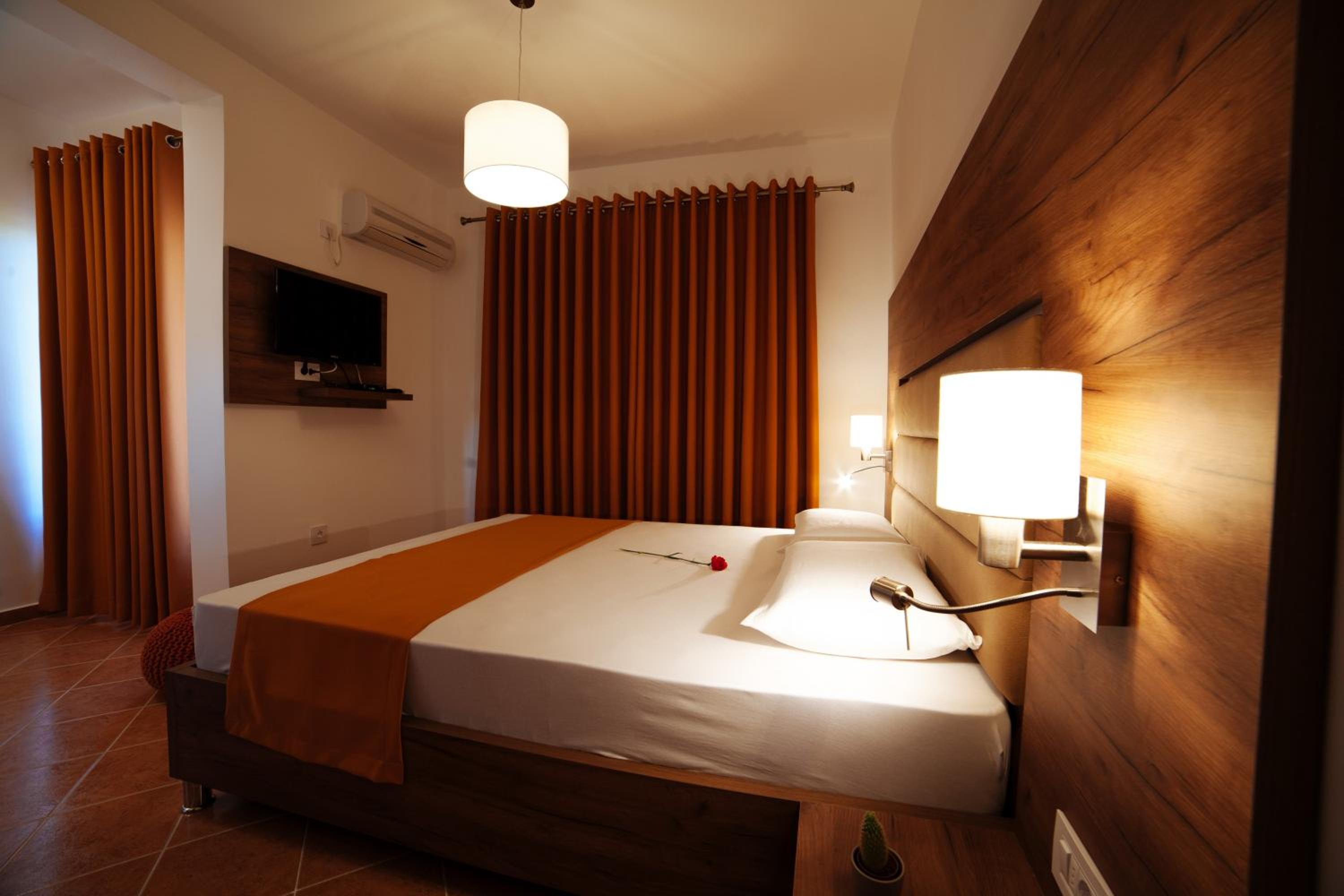 Comfort Double Room with Balcony and Garden View - Photo 11