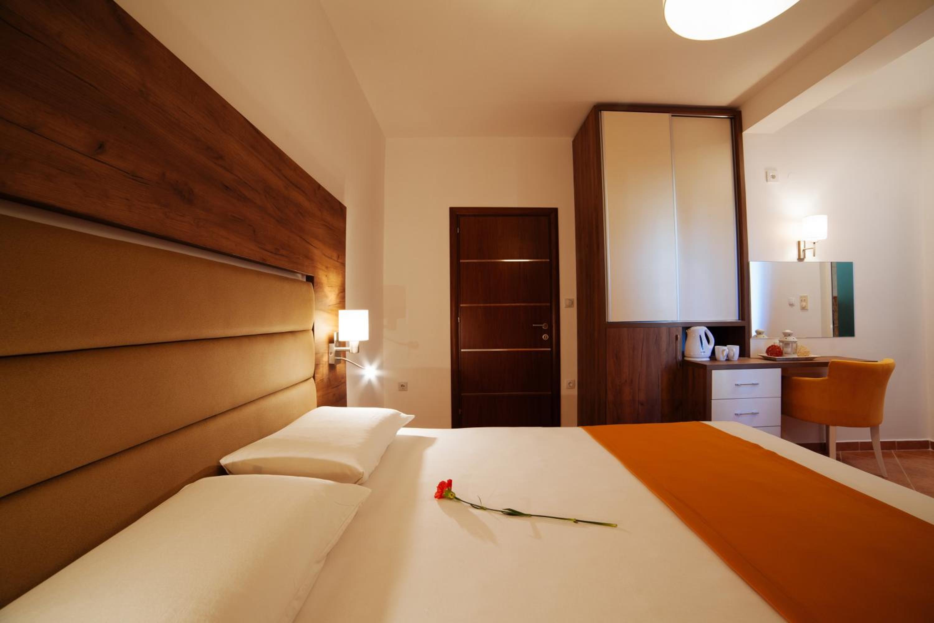 Comfort Double Room with Balcony and Garden View - Photo 2