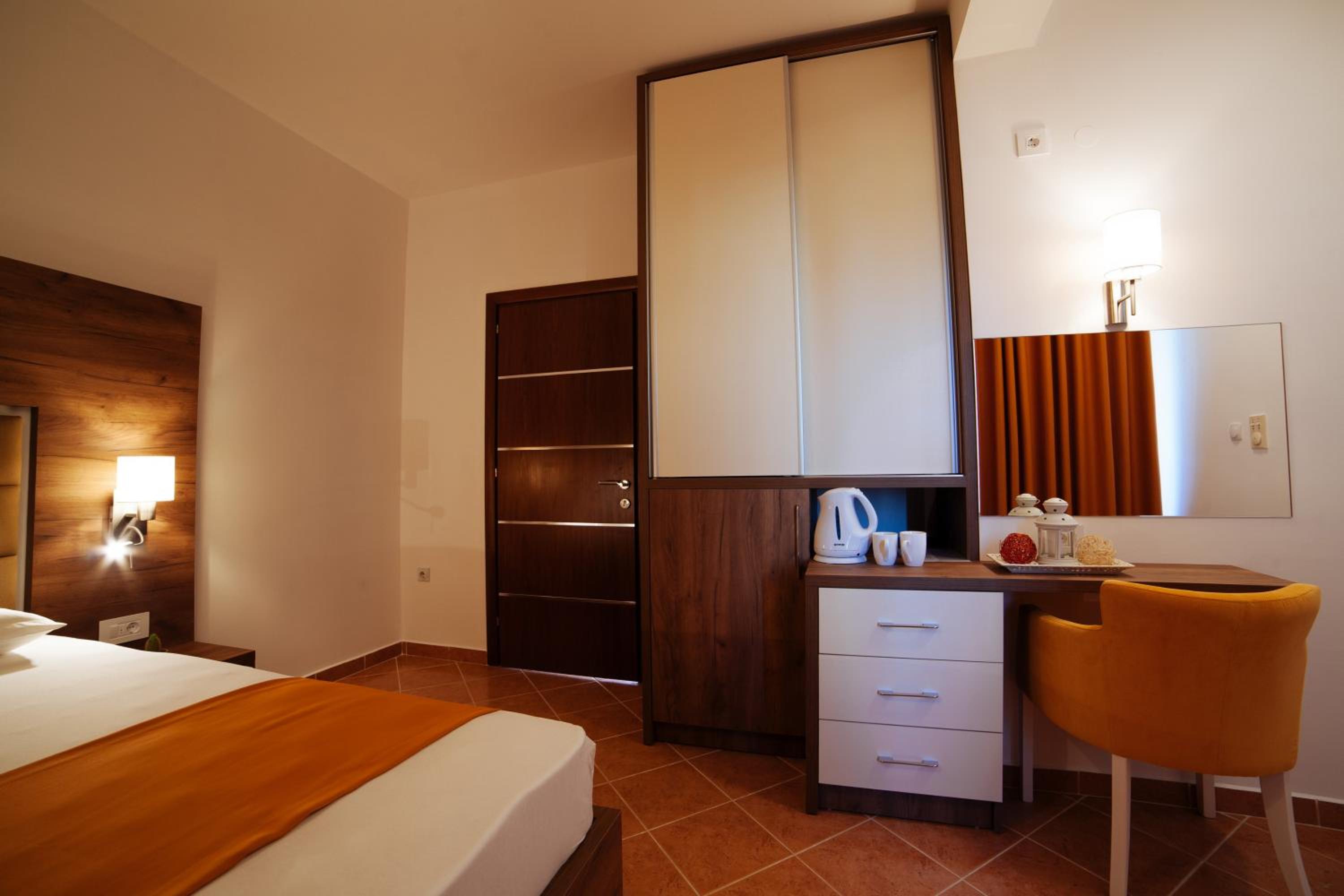 Comfort Double Room with Balcony and Garden View - Photo 3