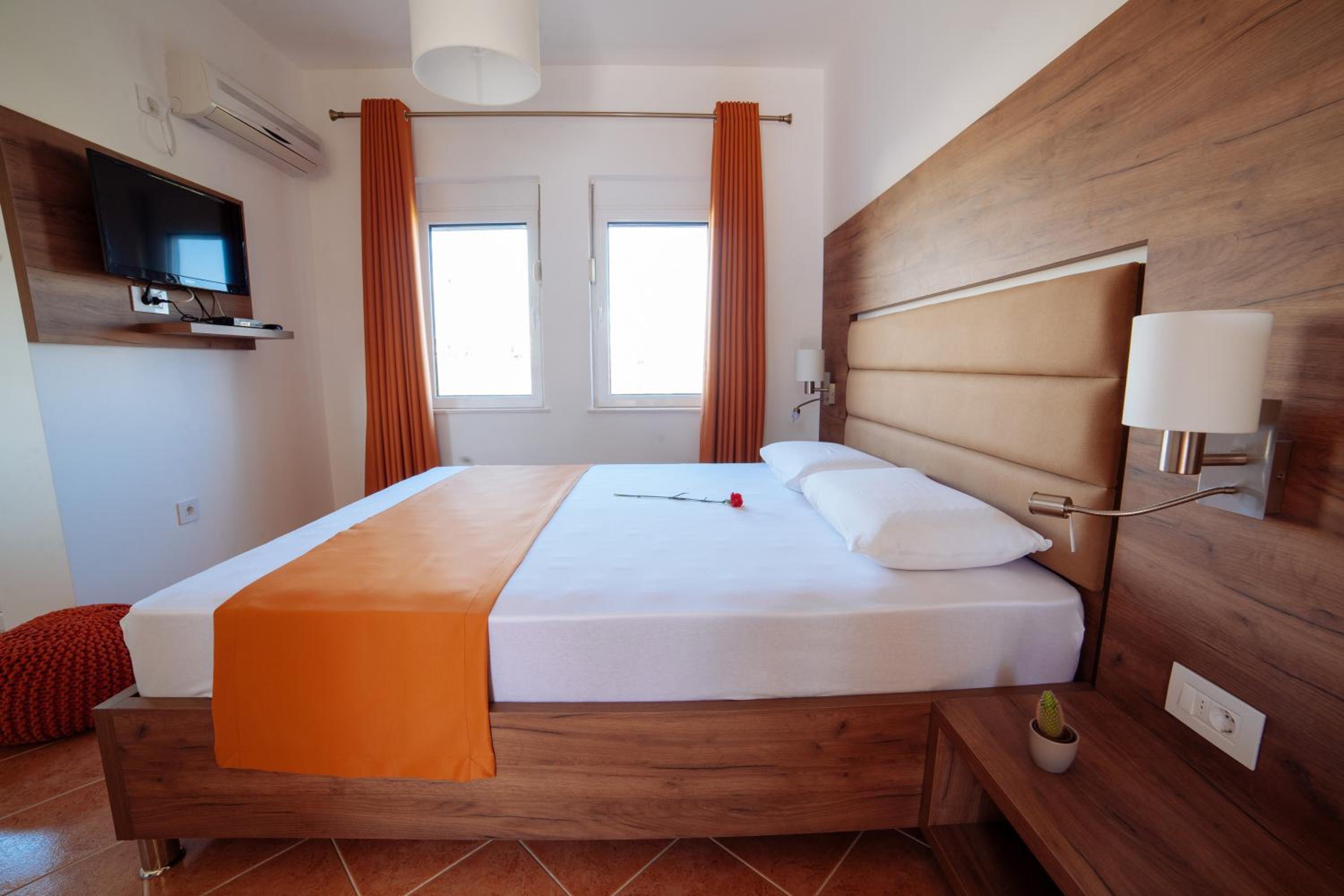 Comfort Double Room with Balcony and Garden View - Photo 7