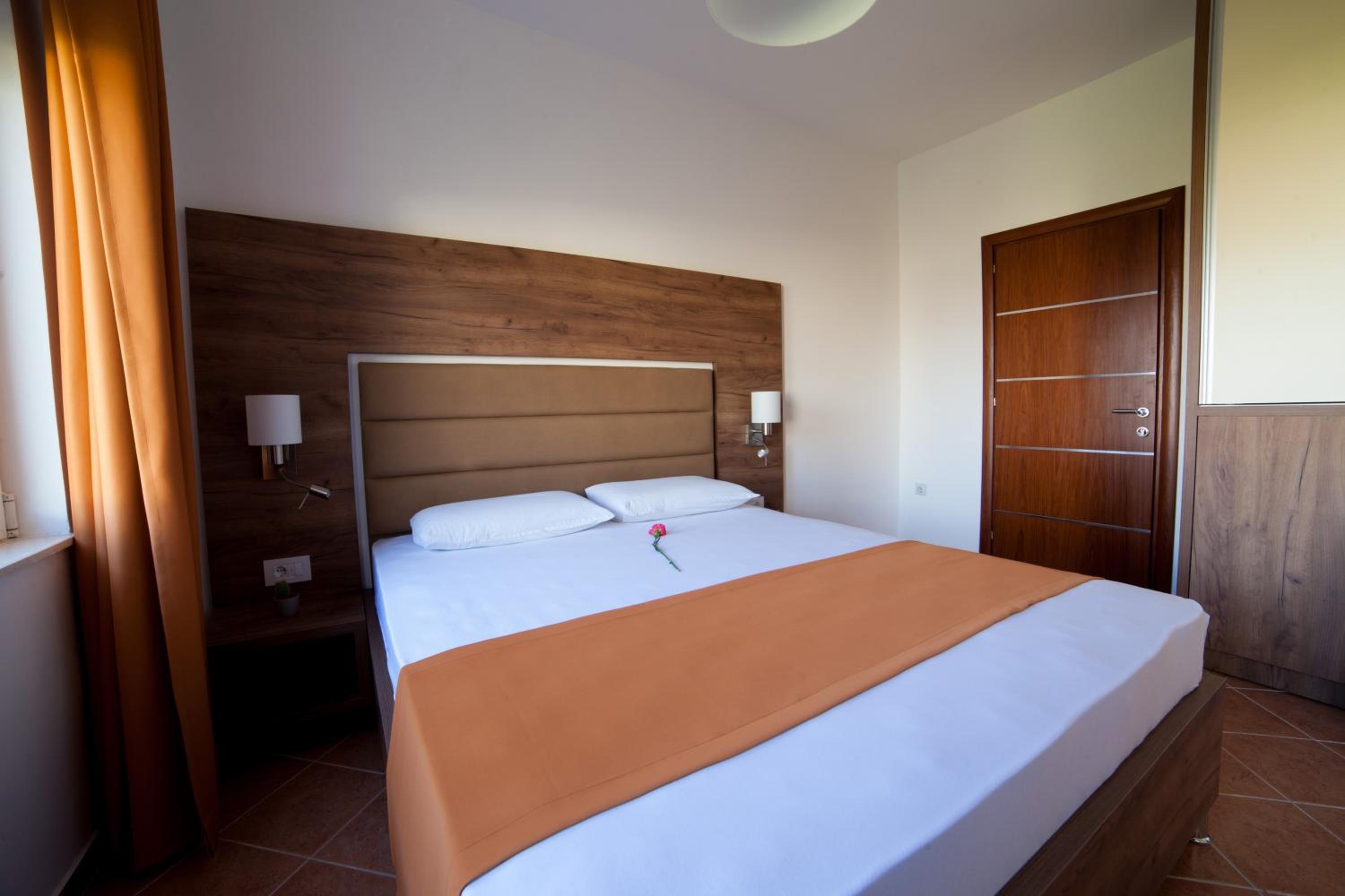 Comfort Double Room with Balcony and Garden View - Photo 8
