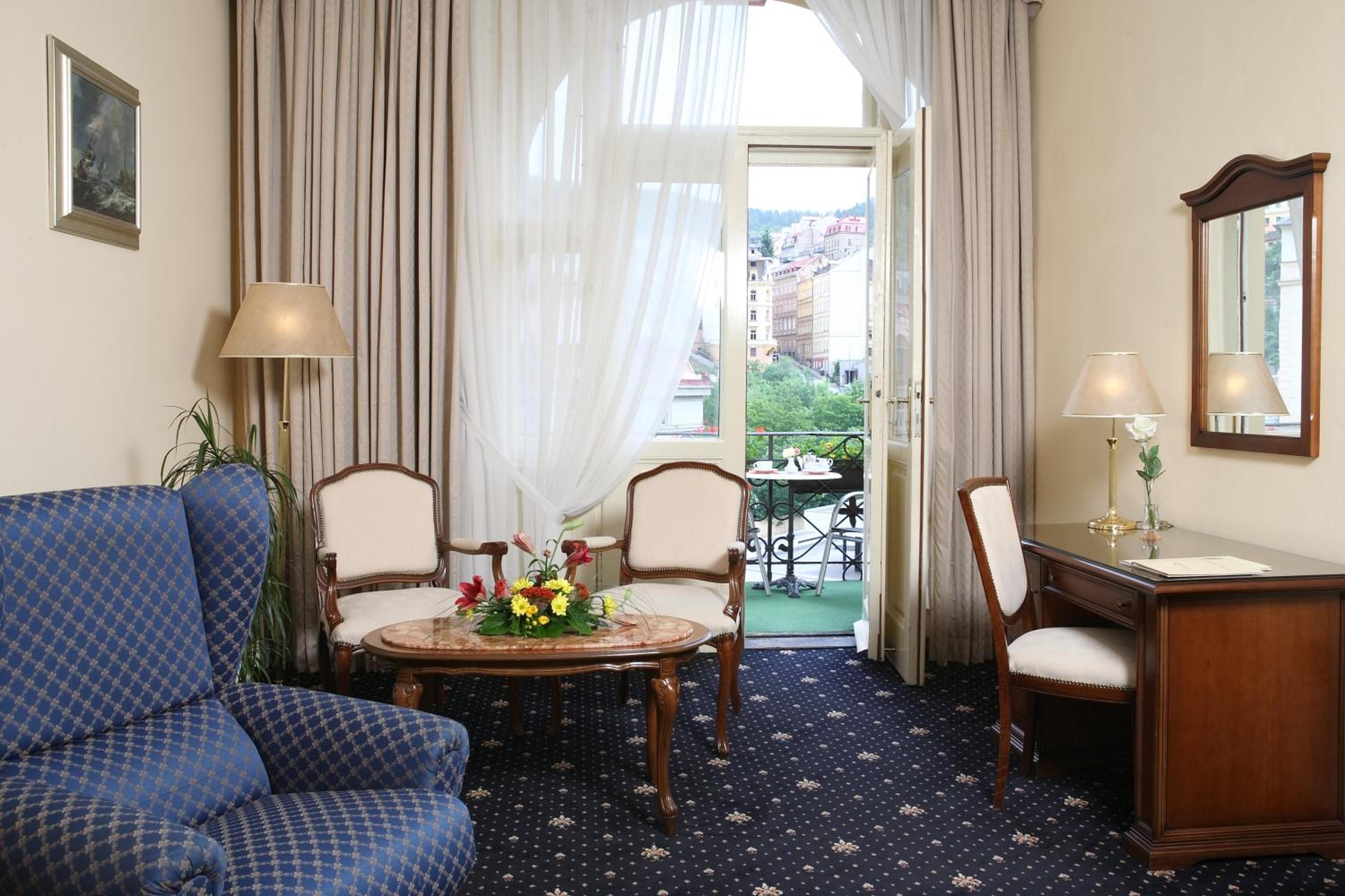 Deluxe Double Room with Balcony - Photo 9