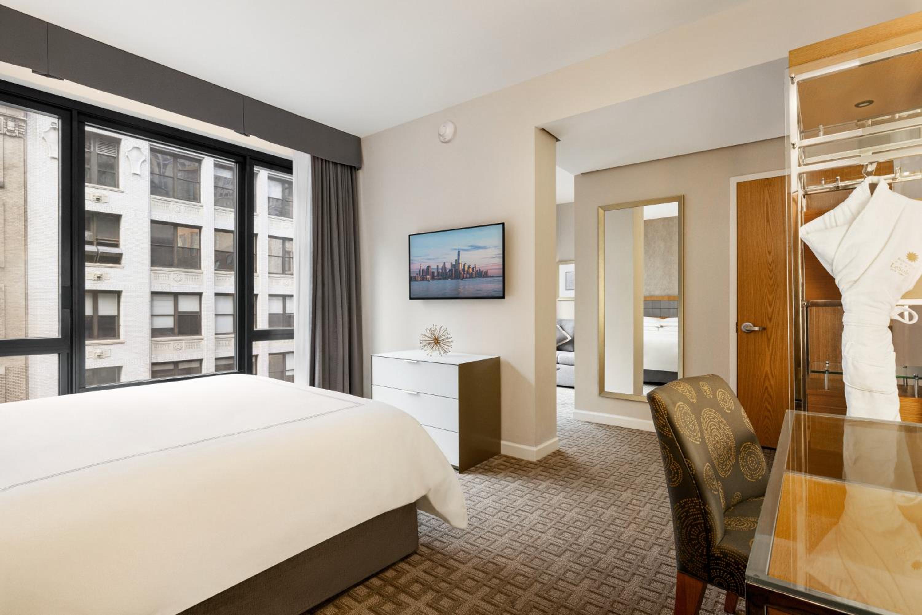 Executive Queen Suite with Sofa Bed - Accessible photo 1