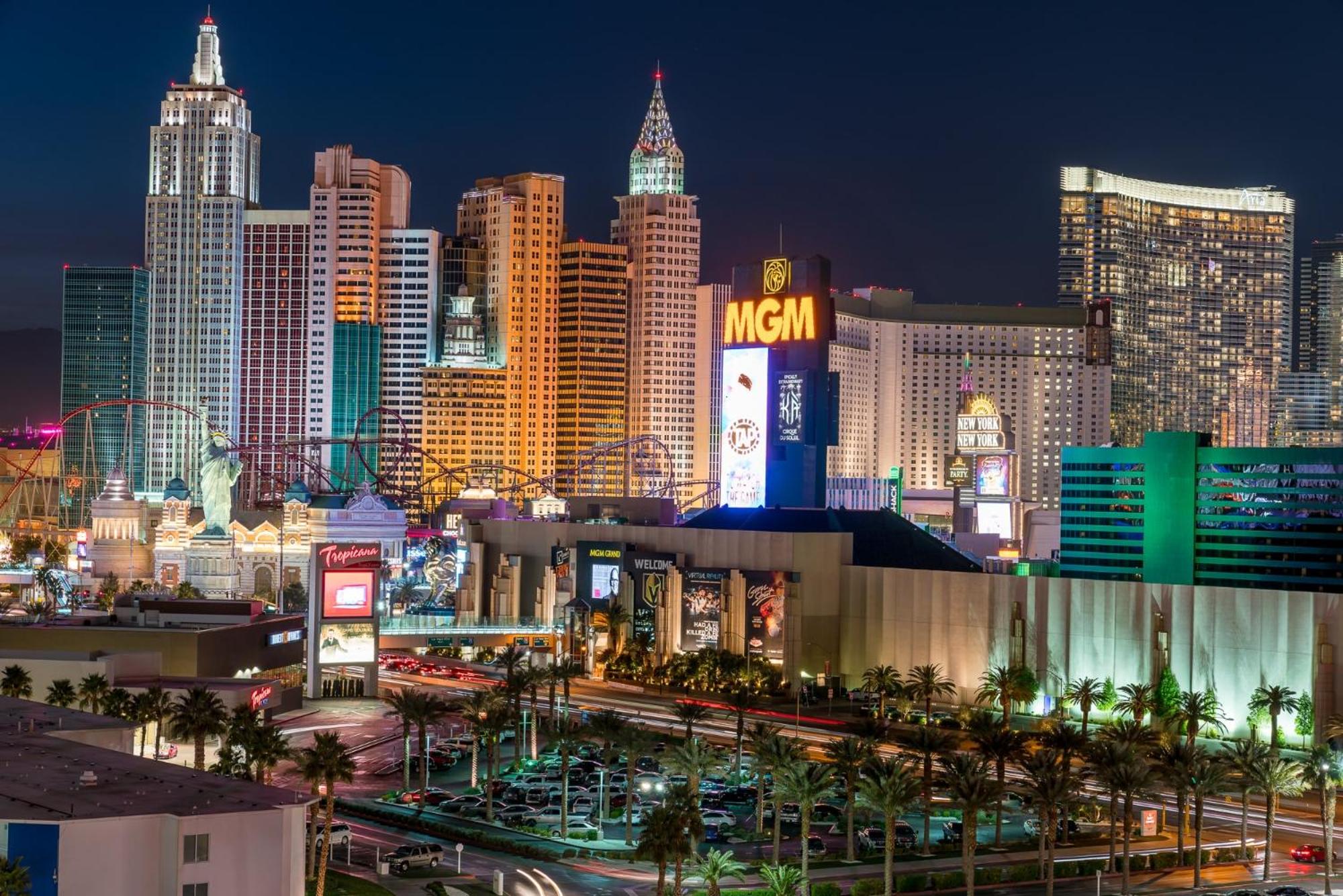 Queen Room With Strip View Smoking