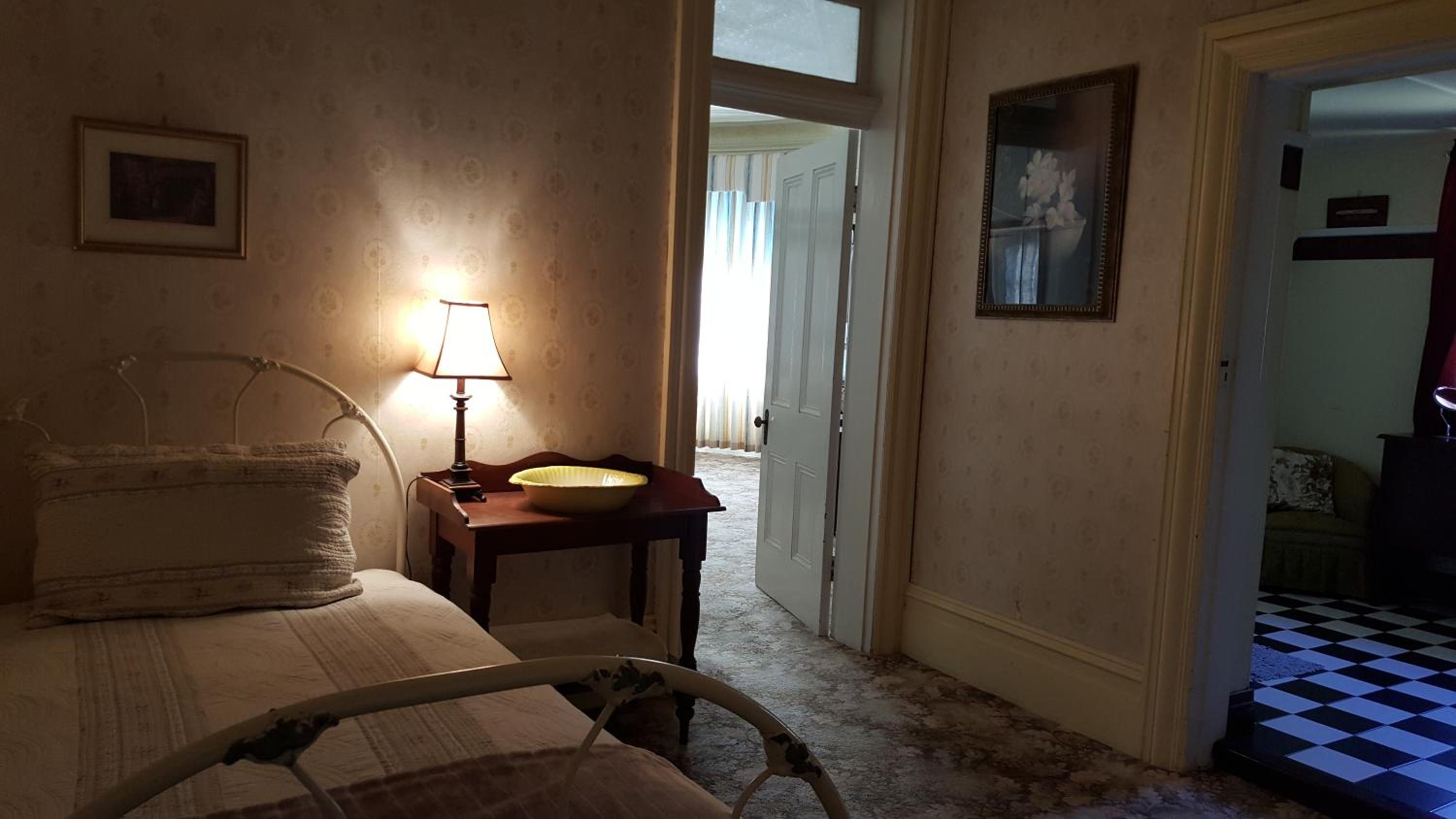 Deluxe Queen Suite photo 3