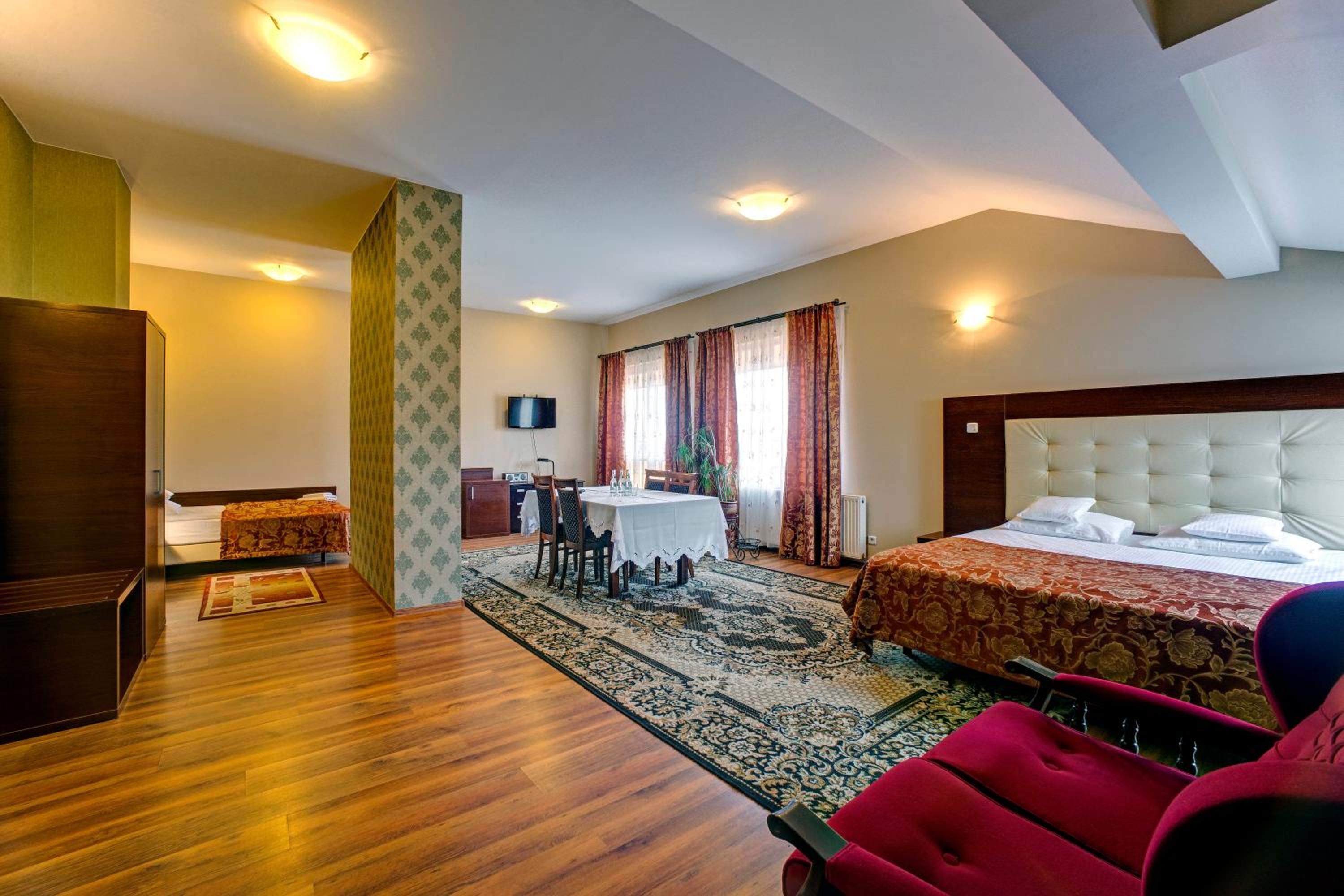 Double Room with River View - Photo 3