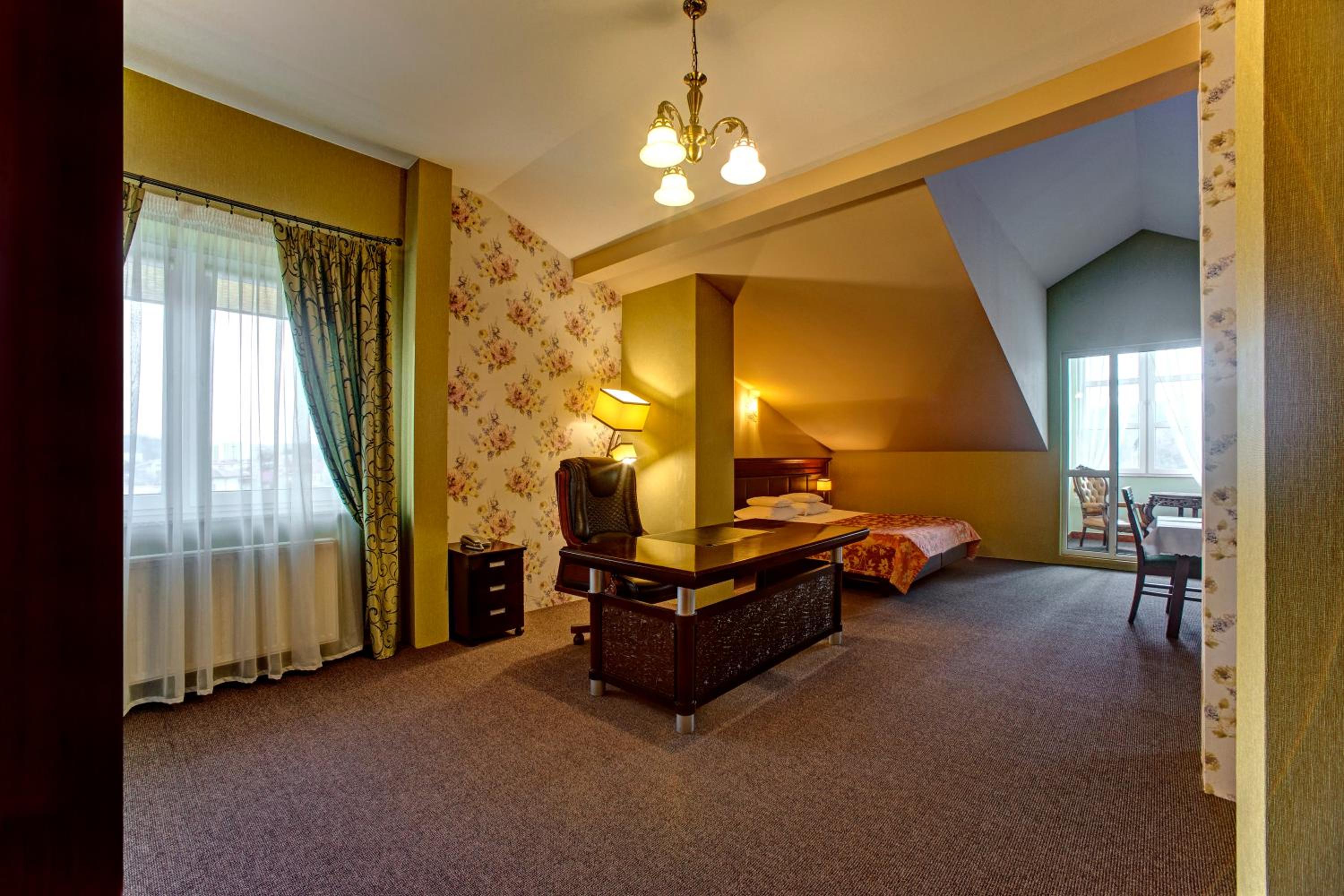 Family Room - Photo 6