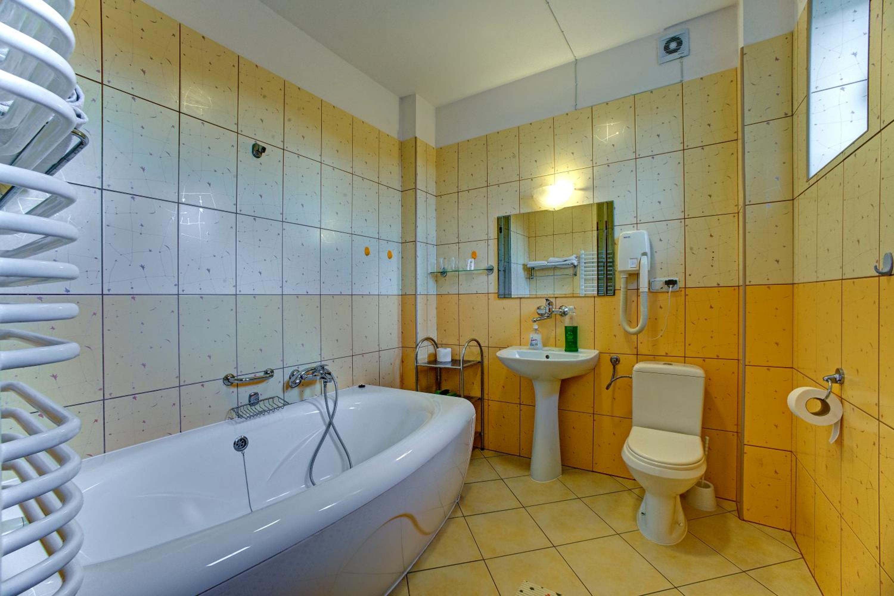 Triple Room with Bath - Photo 2