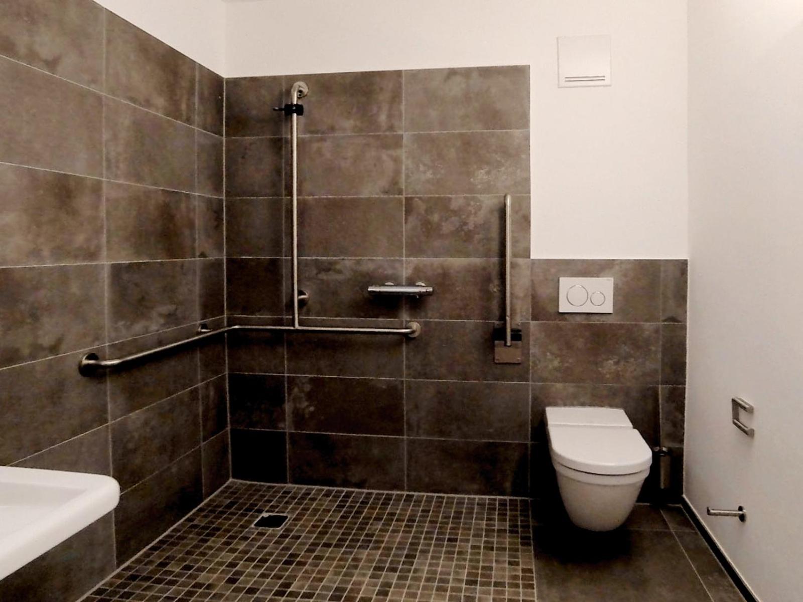 Stufa in maiolica per hotel cittadino, Foto 4