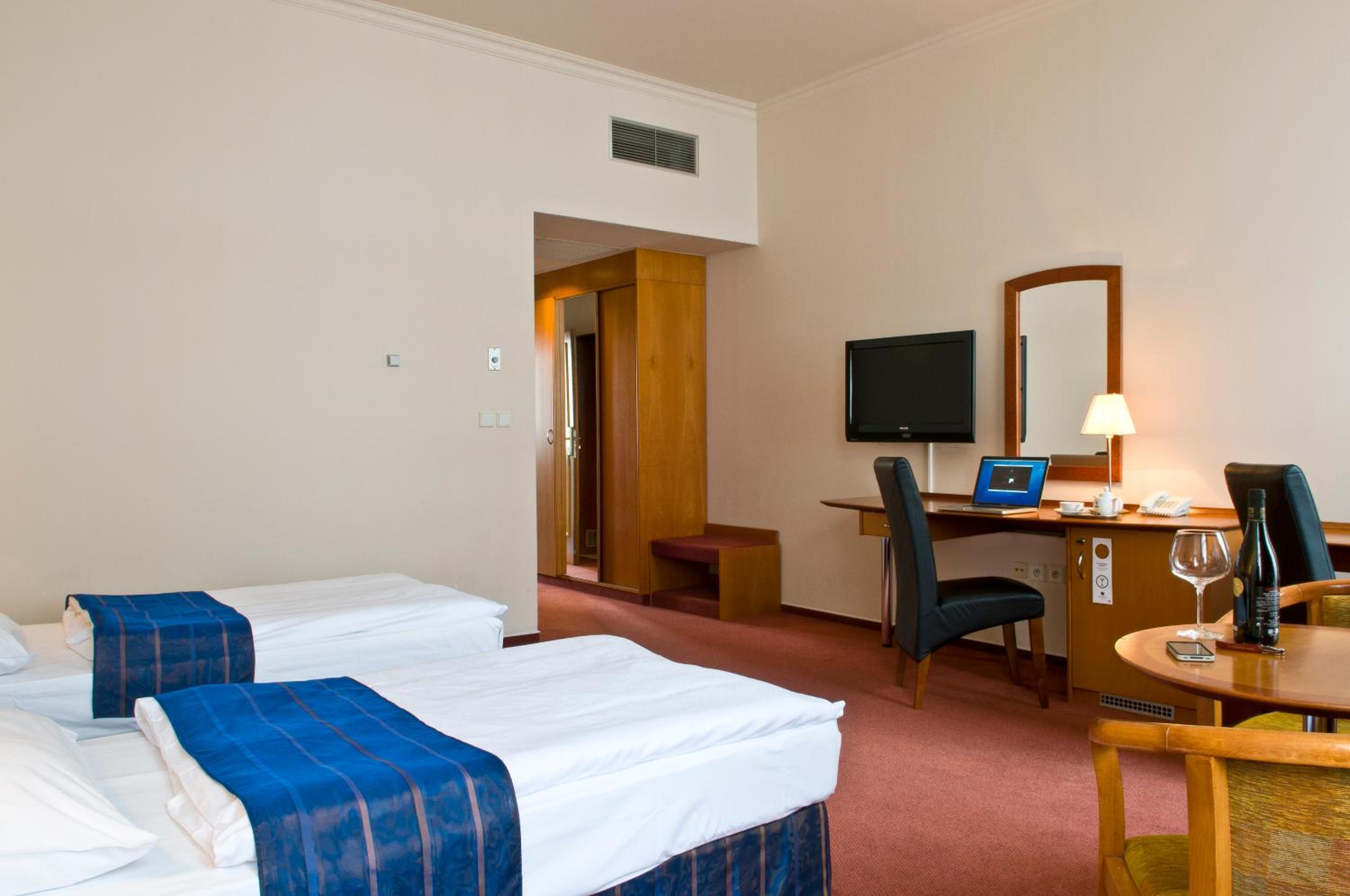 Business Twin Room - Photo 4