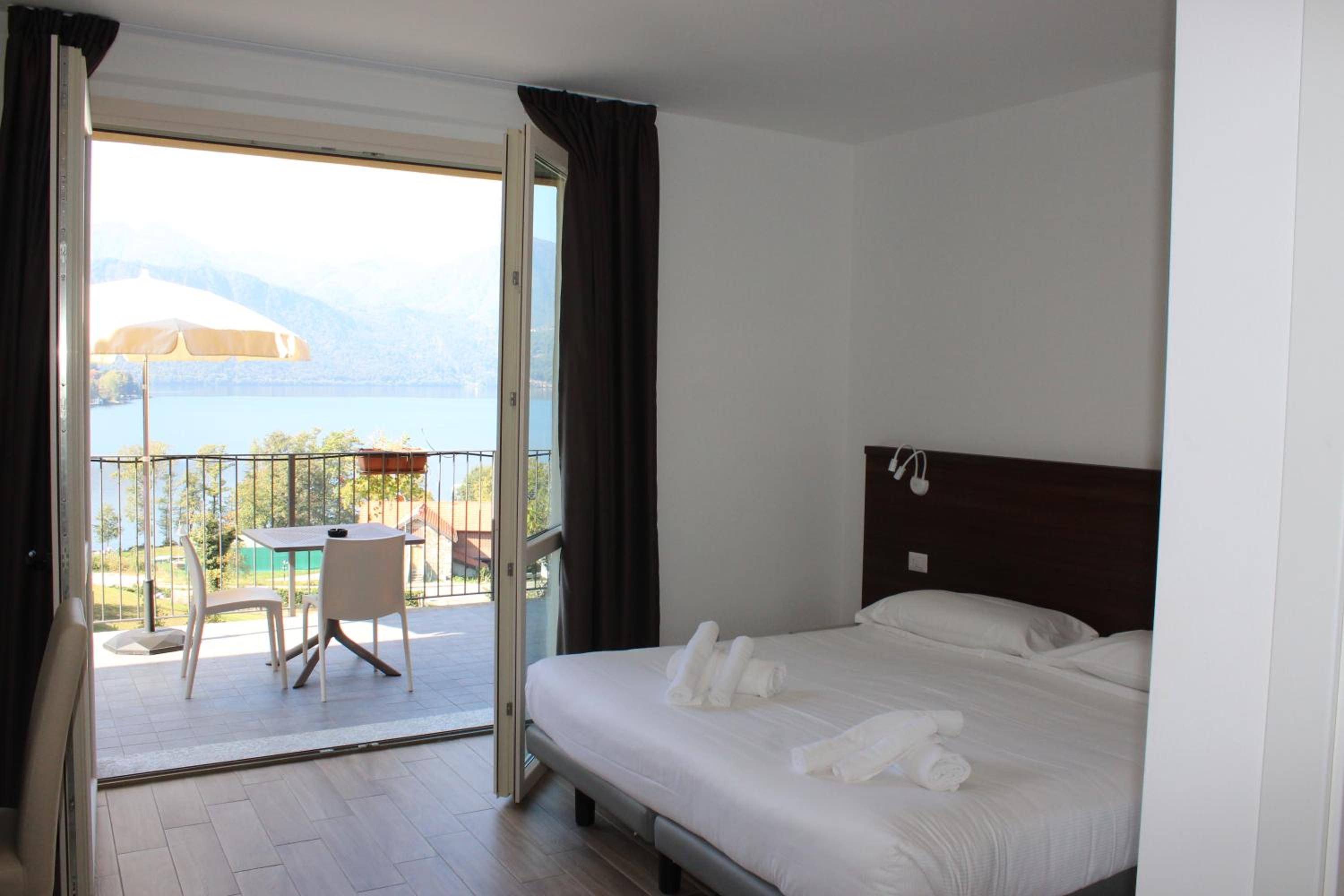 Double Room with Terrace and Lake View