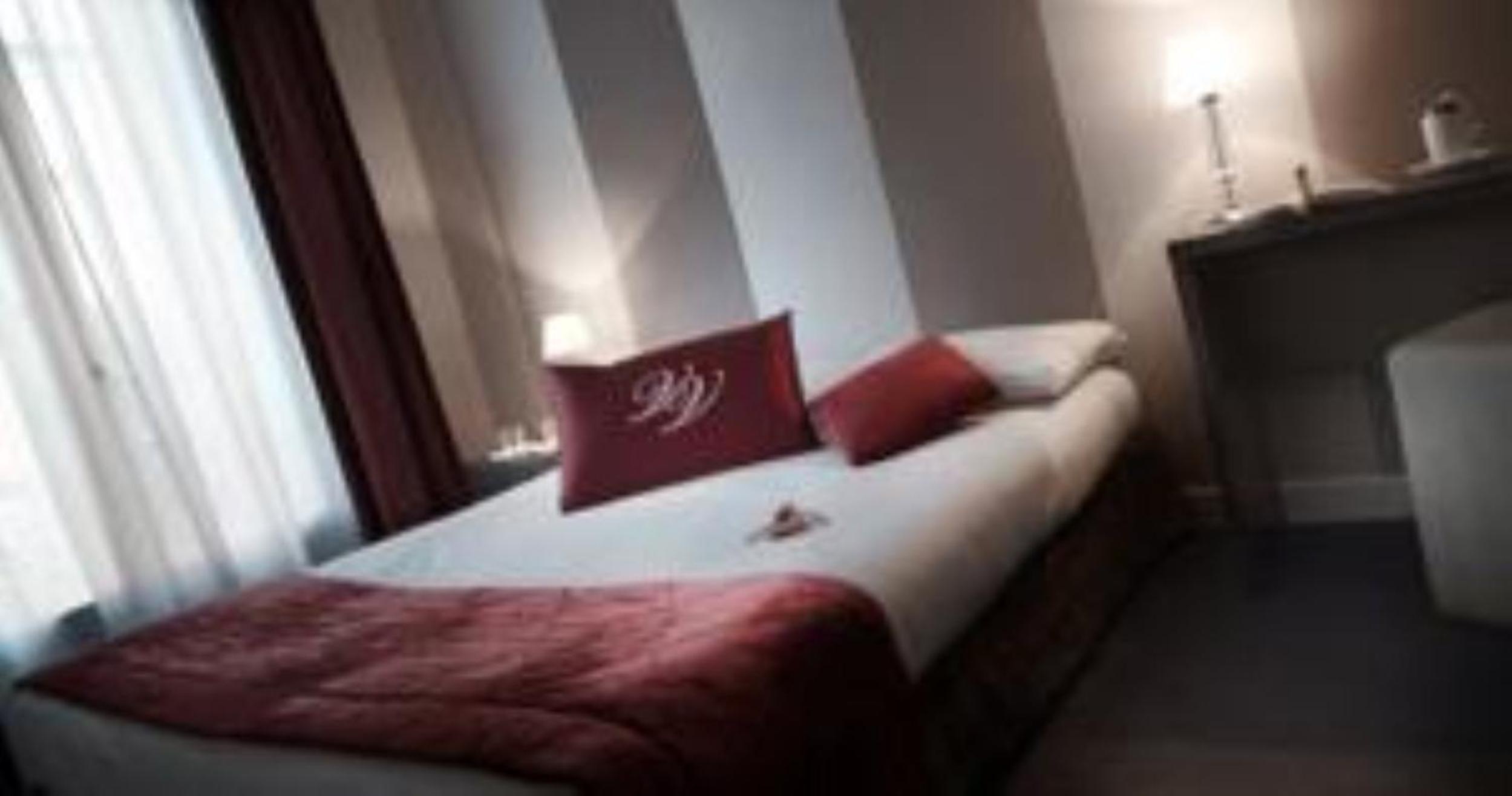 Standard Double Room with City View - Photo 3