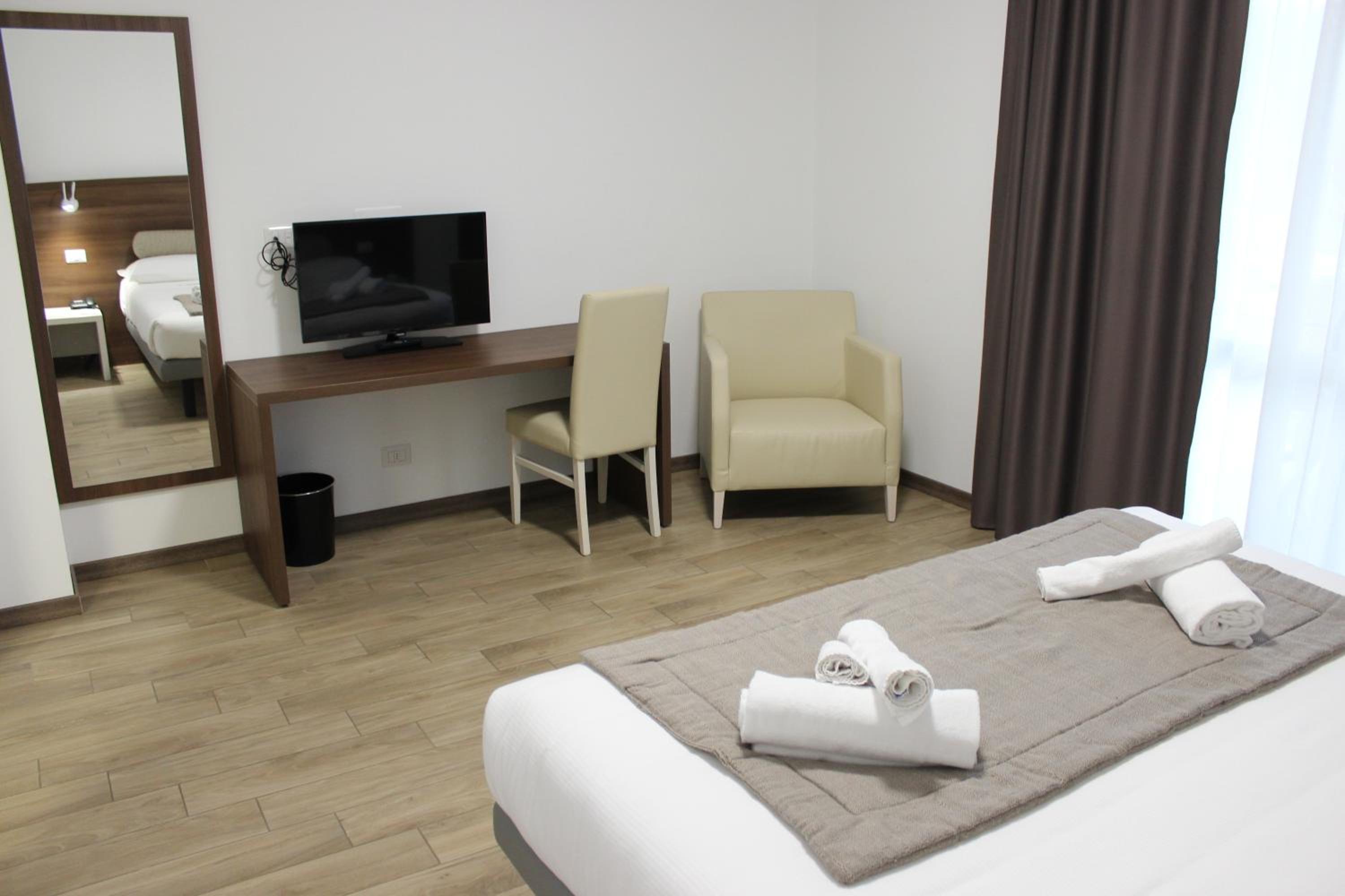 Double or Twin Room with Lake View and Hot Spa photo 2