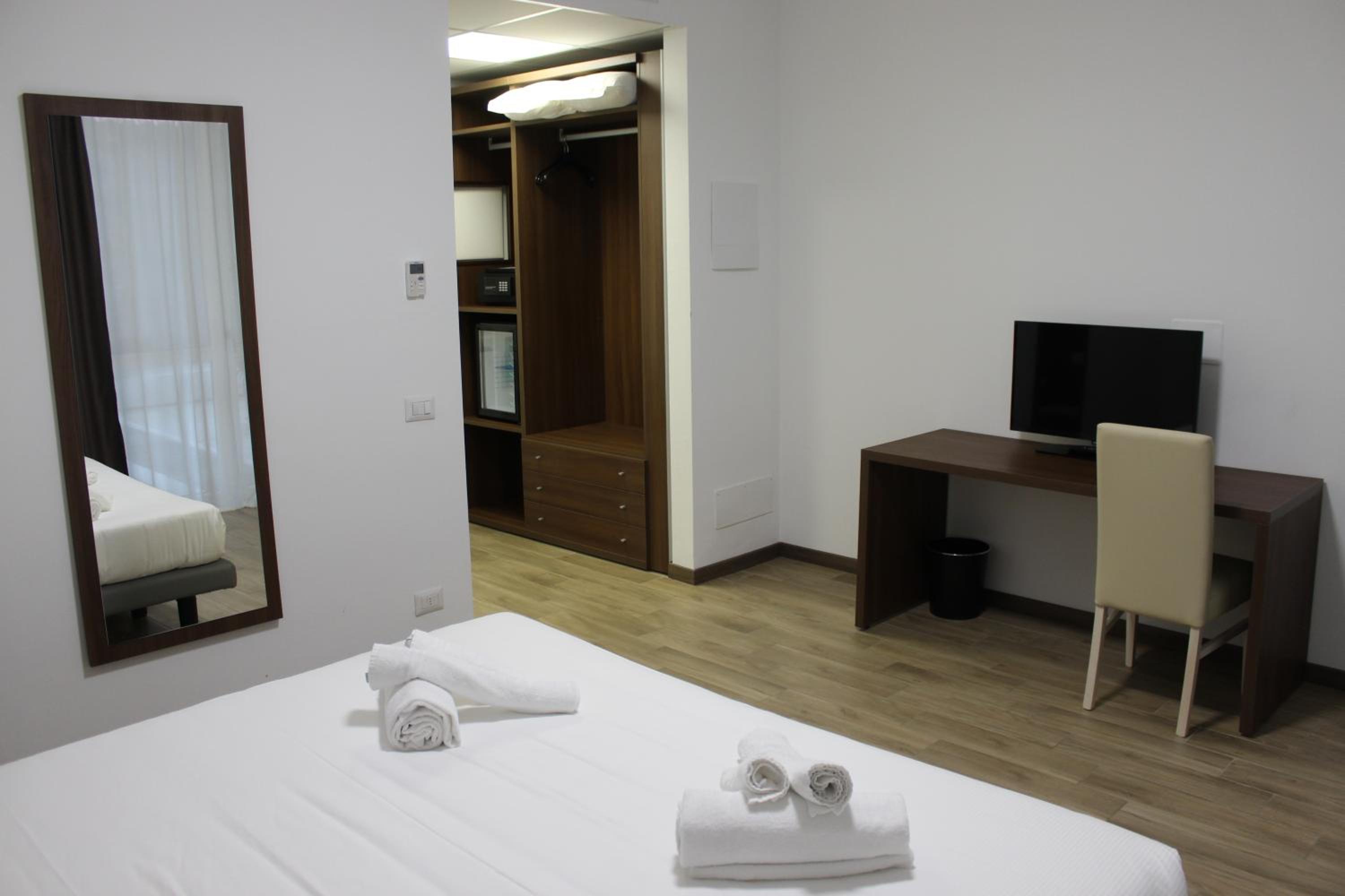 Double Room with Balcony and Lake View