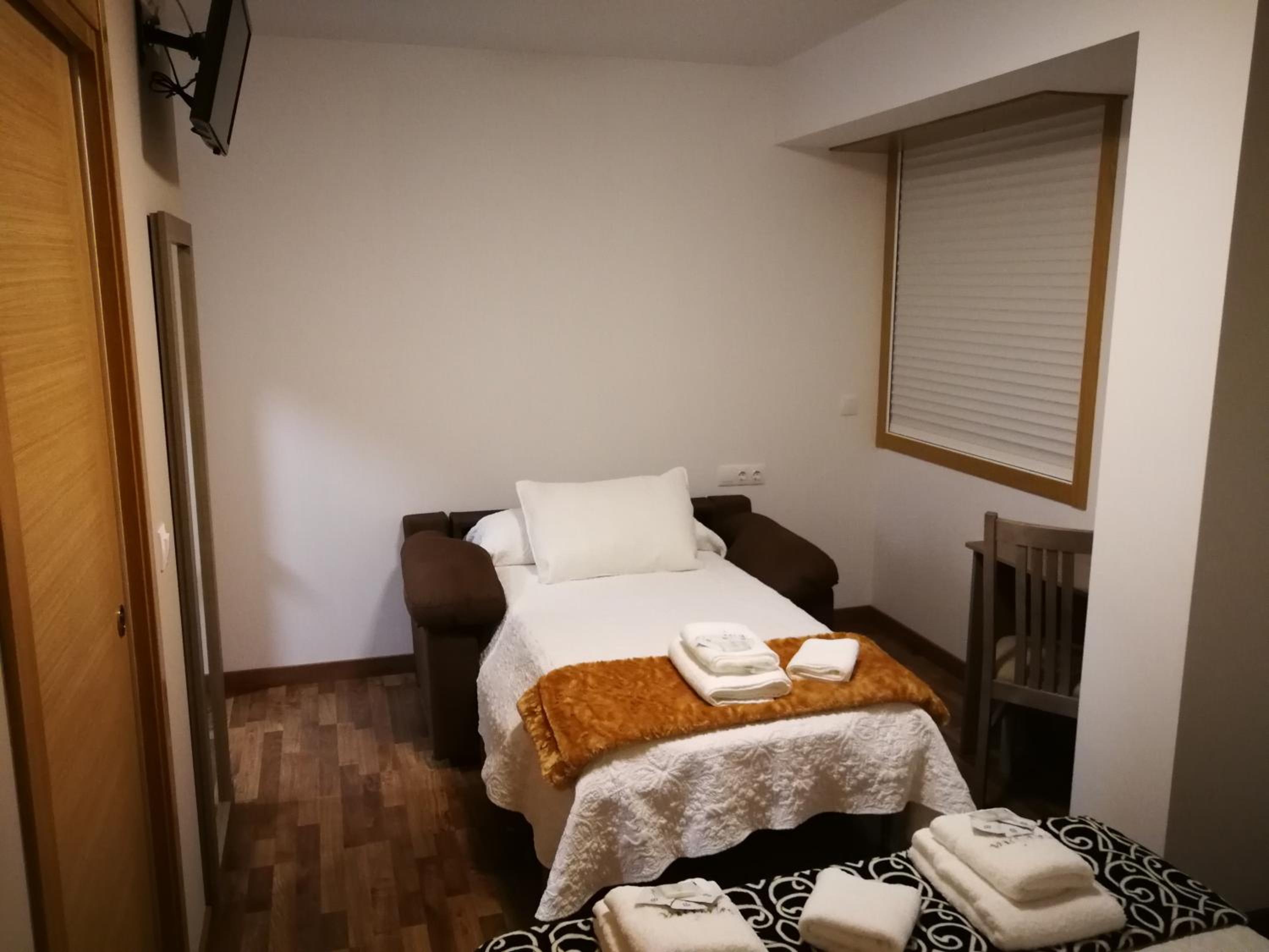 Double Room with Extra Bed - Photo 9