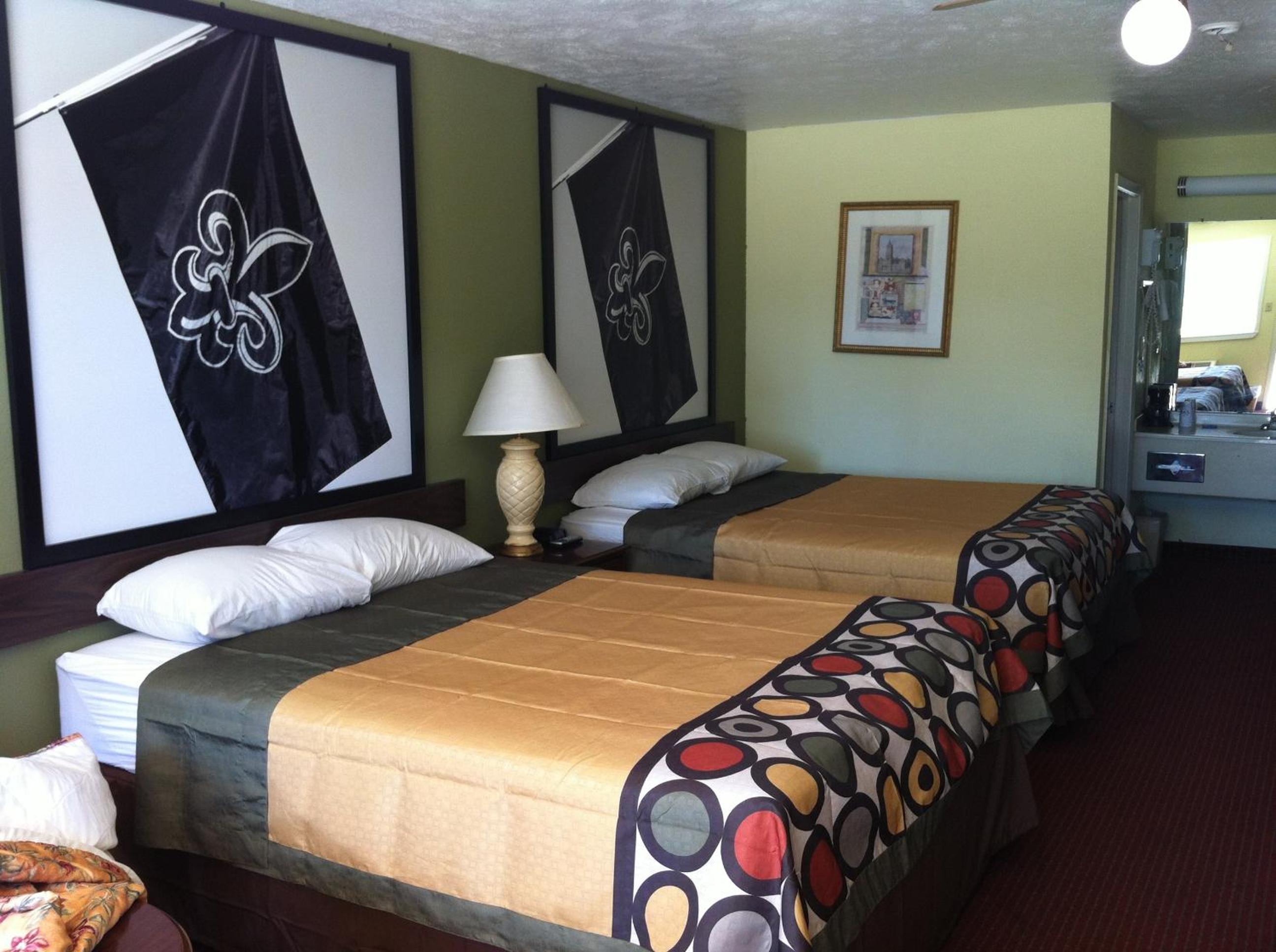 Queen Room with Two Queen Beds - Non-Smoking - Photo 4
