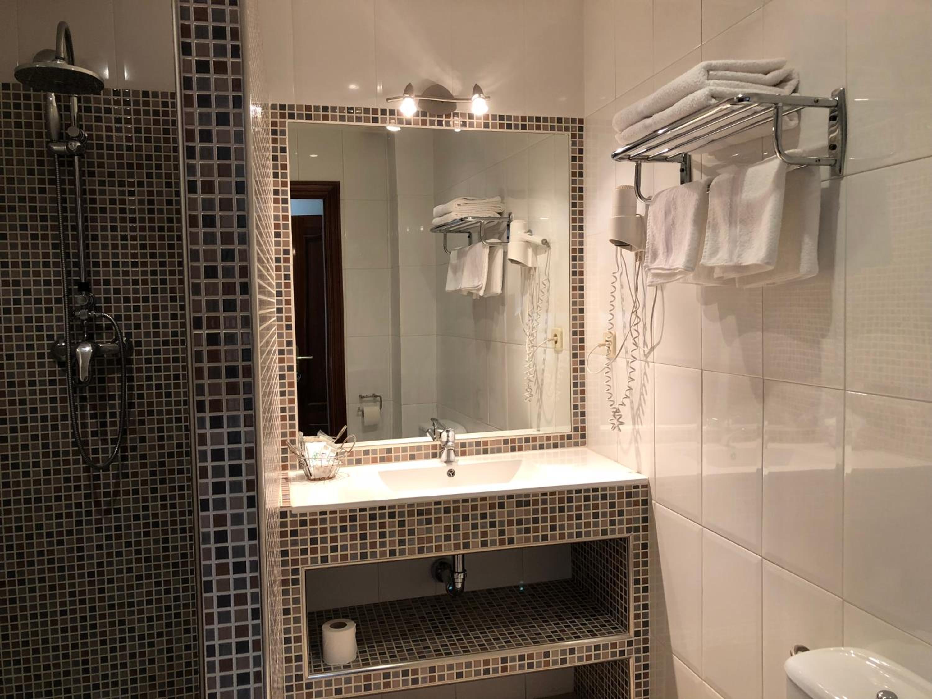 Double or Twin Room - Photo 4